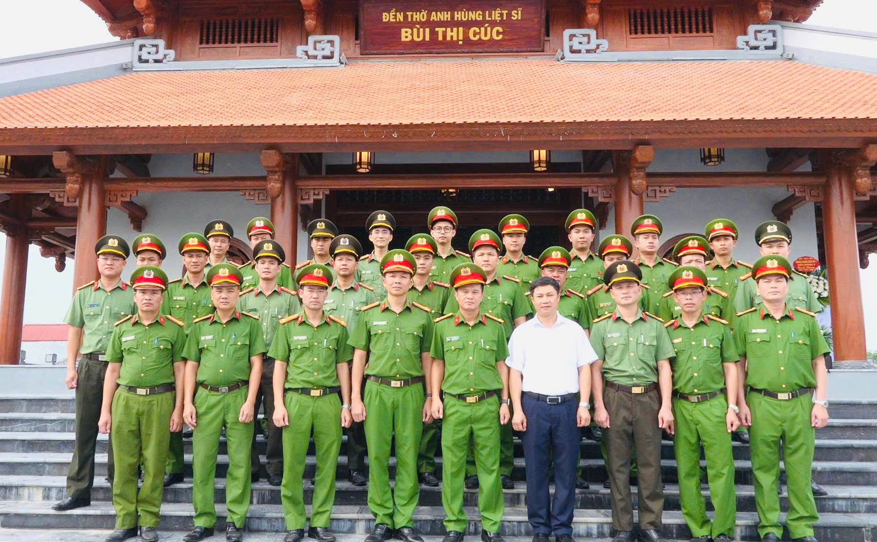 Công an xã Yên Mỹ dâng hương tưởng niệm Anh hùng liệt sĩ Công an nhân dân Bùi Thị Cúc