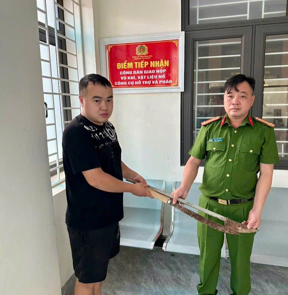 Công an xã Yên Mỹ tăng cường vận động, thu hồi vũ khí, vật liệu nổ và công cụ hỗ trợ trên địa bàn