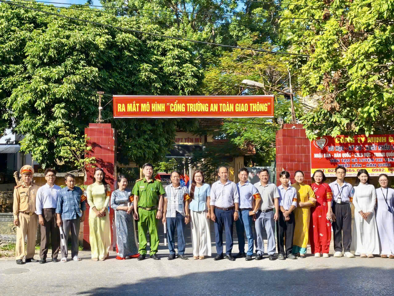 Công an xã Yên Mỹ ra mắt mô hình “Cổng trường an toàn giao thông” tại Trường THPT Yên Mỹ