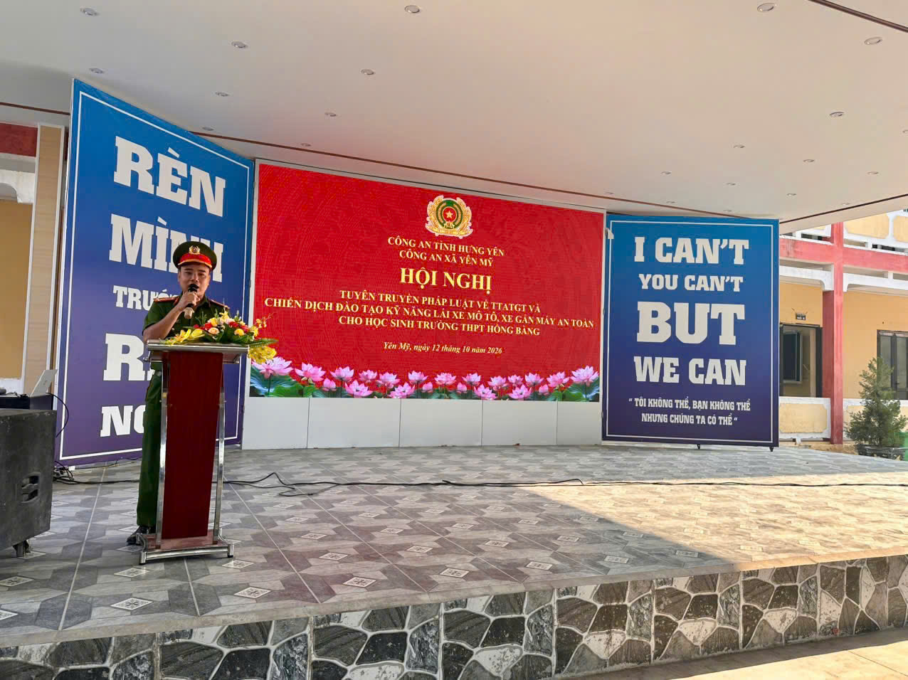 Công an xã Yên Mỹ tuyên truyền pháp luật về trật tự, an toàn giao thông và hướng dẫn kỹ năng lái xe an toàn tại Trường THPT Hồng Bàng