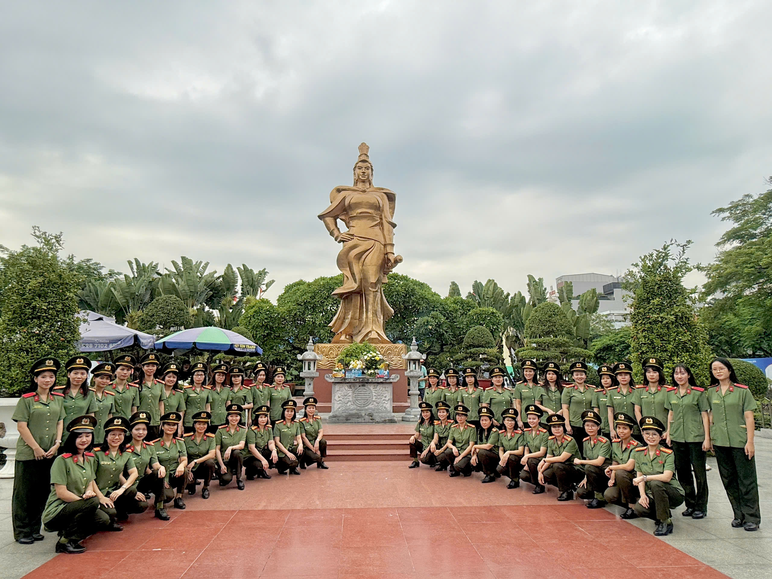 Hội phụ nữ Khối An ninh nhân dân, Công an tỉnh Hưng Yên tổ chức sinh hoạt chính trị tại Đền thờ Nữ tướng Lê Chân, thành phố Hải Phòng