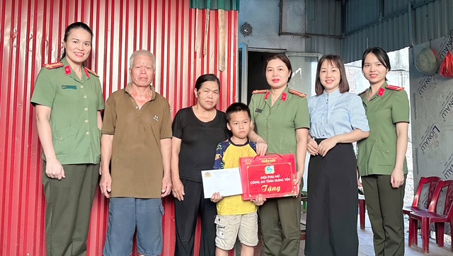 Cụm thi đua số 1 - Hội phụ nữ Khối An ninh nhân dân Công an tỉnh Hưng Yên mang yêu thương đến với “Con đỡ đầu”  dịp Tết Trung thu