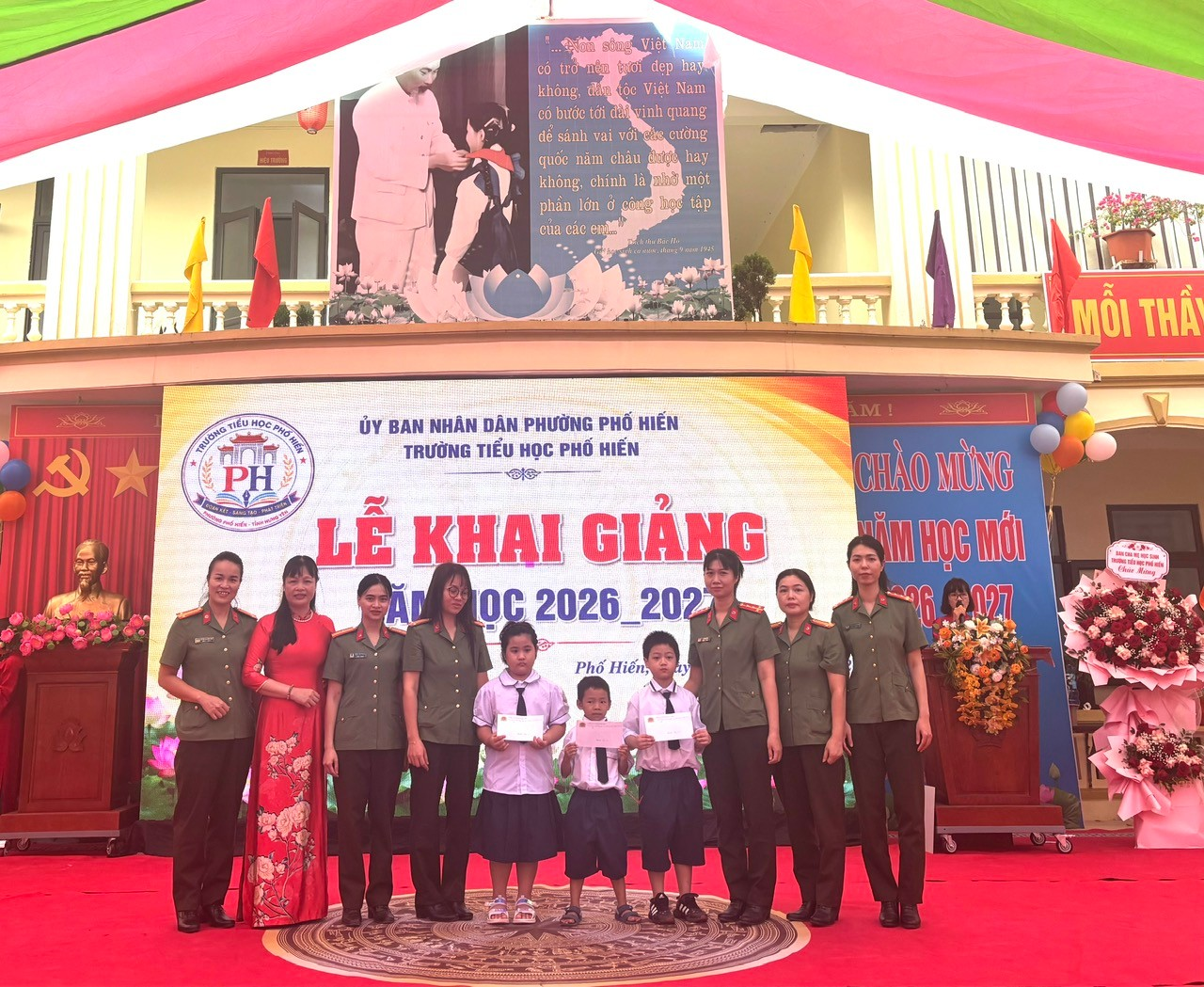 Cụm phụ nữ thi đua số 1- khối An ninh nhân dân, Công an tỉnh Hưng Yên tổ chức hoạt động tặng quà con đỡ đầu tại Trường Tiểu học Phố Hiến, phường Phố Hiến, tỉnh Hưng Yên.
