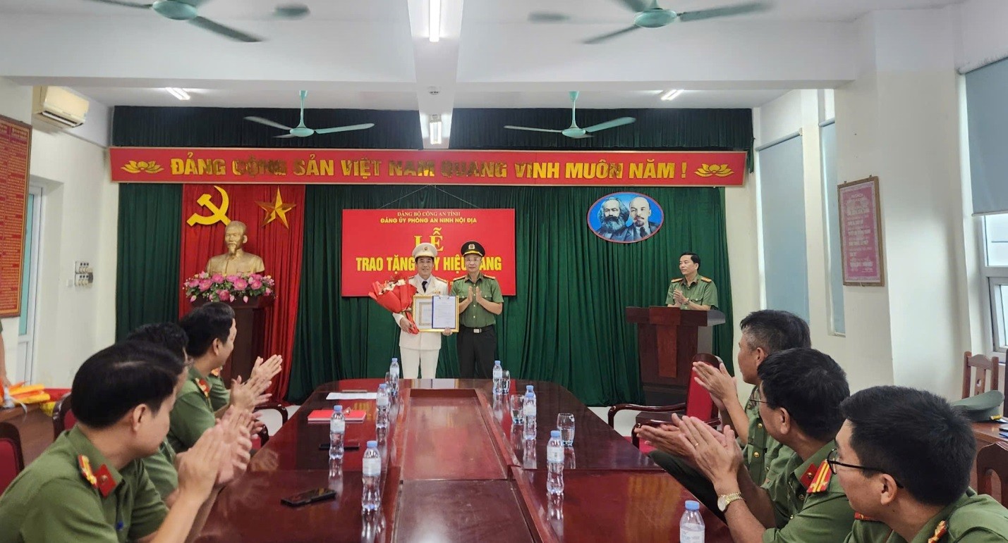 Đảng uỷ Phòng An ninh nội địa tổ chức Lễ trao, tặng huy hiệu 35 năm tuổi Đảng nhân dịp 02/9/2026