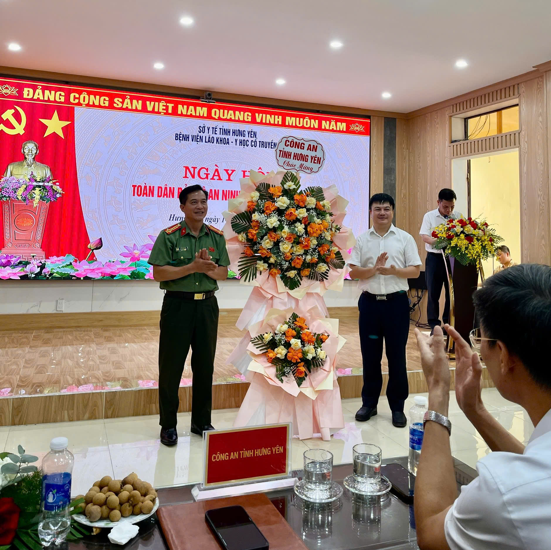 Công an tỉnh Hưng Yên chúc mừng Ngày hội toàn dân bảo vệ an ninh Tổ quốc năm 2026 tại Bệnh viện Lão khoa - Y học cổ truyền tỉnh Hưng Yên