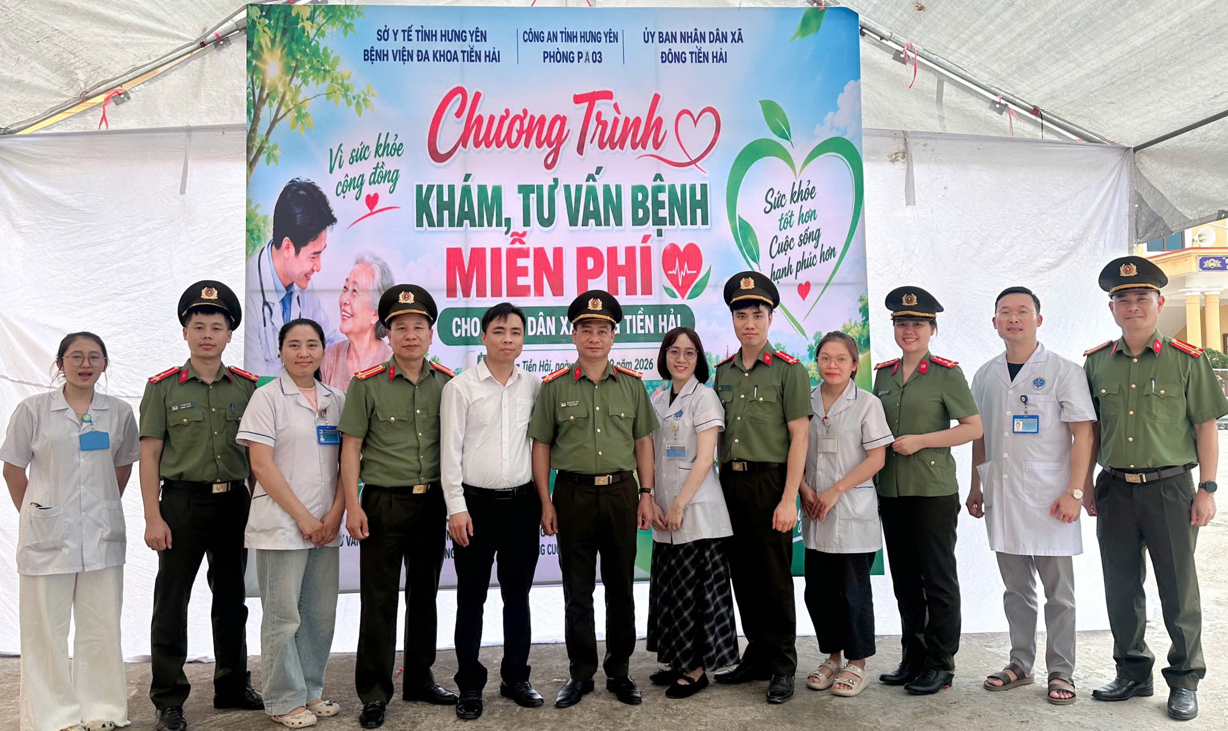 Ấm áp tình quân dân qua chương trình khám bệnh, cấp phát thuốc miễn phí tại xã Đông Tiền Hải, tỉnh Hưng Yên
