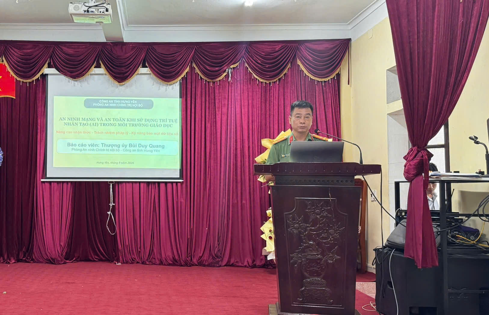 Phòng An ninh chính trị nội bộ - Công an tỉnh Hưng Yên tập huấn công tác chuyển đổi số, ứng dụng KHCN và bảo đảm an toàn thông tin cho cán bộ, giáo viên Trường THPT Nguyễn Huệ