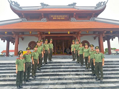 Phòng An ninh kinh tế tổ chức sinh hoạt chính trị tại Khu tưởng niệm nữ Anh hùng liệt sĩ CAND Bùi Thị Cúc