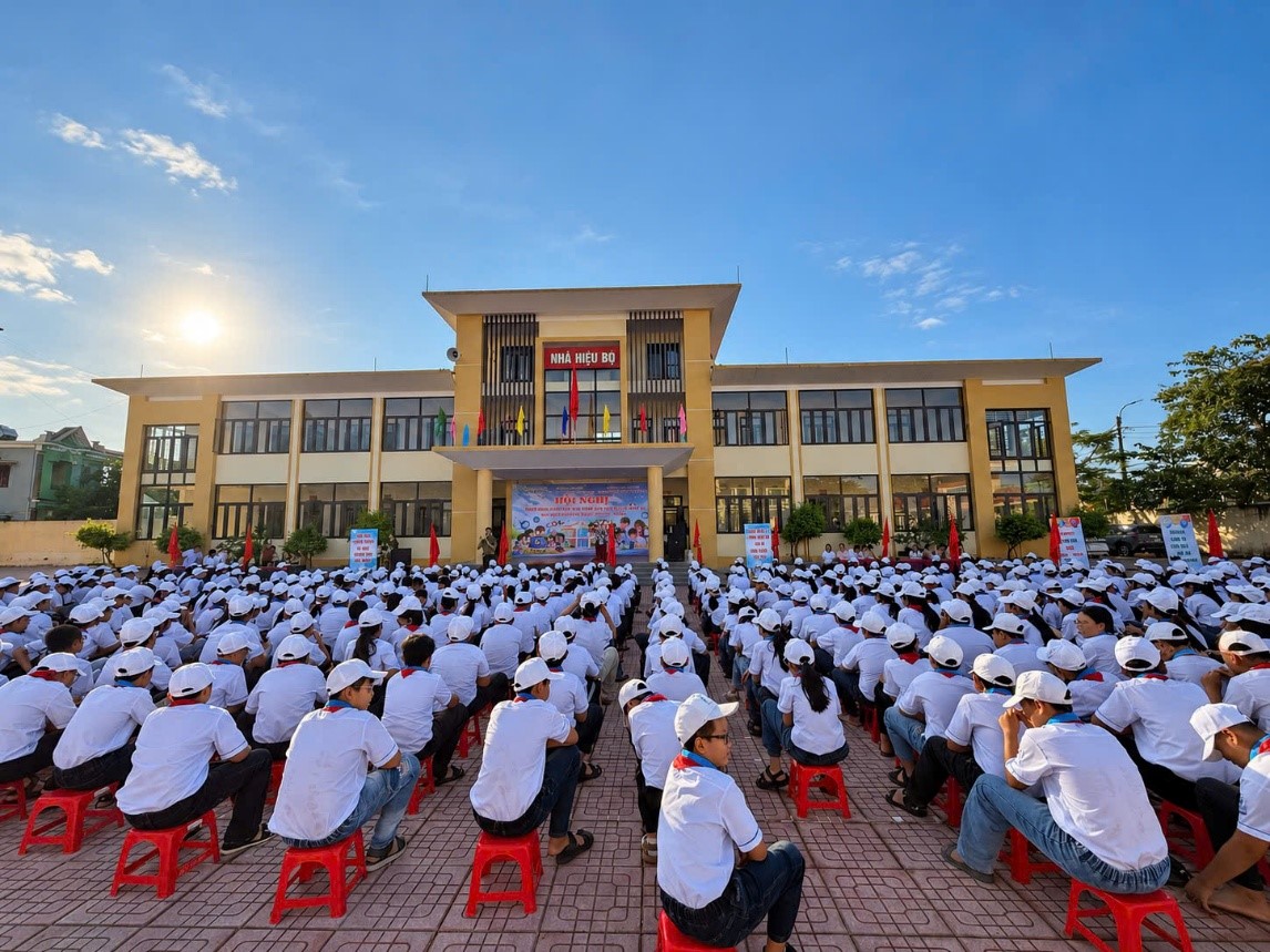 Phòng An ninh mạng - Công an tỉnh Hưng Yên tổ chức chuỗi tuyên truyền phổ biến giáo dục pháp luật về bảo vệ trẻ em và phòng chống bạo lực mạng cho hơn 3.400 học sinh, giáo viên tại trường THCS Quỳnh Phụ