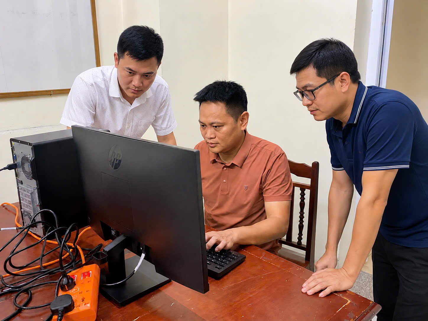 Lực lượng Kỹ thuật nghiệp vụ và ngoại tuyến triển khai đảm bảo an ninh, an toàn thiết bị góp phần đẩy mạnh công tác số hóa hồ sơ, tạo lập hồ sơ đảng viên điện tử trên địa bàn tỉnh