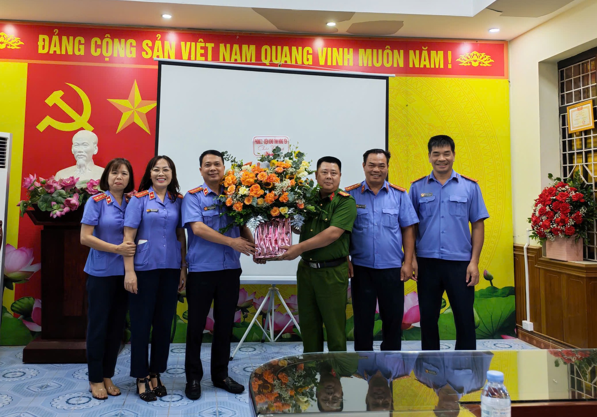 Các đơn vị có mối quan hệ phối hợp chúc mừng Văn phòng Cơ quan Cảnh sát điều tra Công an tỉnh nhân Ngày truyền thống lực lượng Công an nhân dân Việt Nam