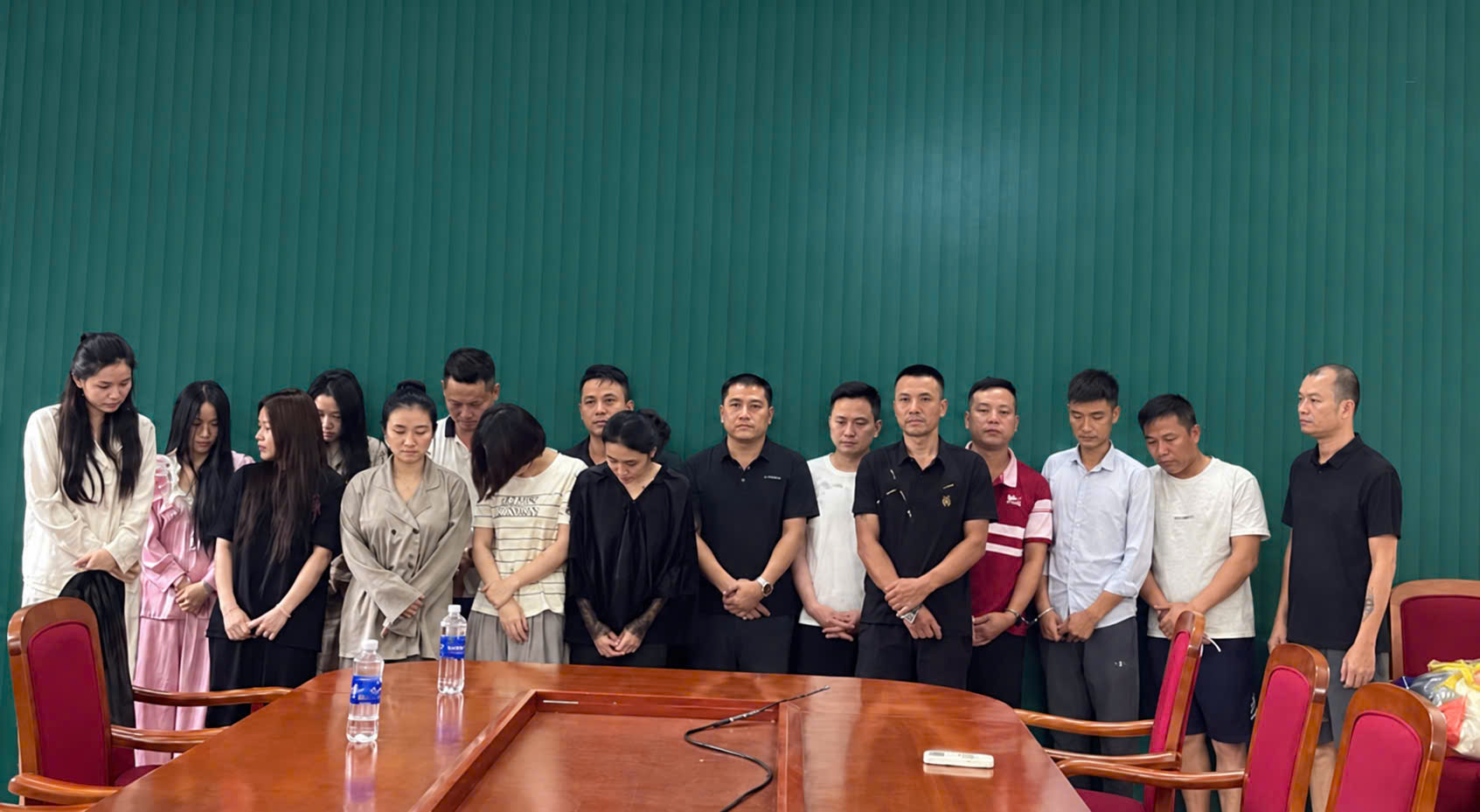 Phòng Cảnh sát điều tra tội phạm về ma tuý phối hợp với Công an xã Văn Giang triệt phá tụ điểm ma tuý tại quán Karaoke Bảo Châu