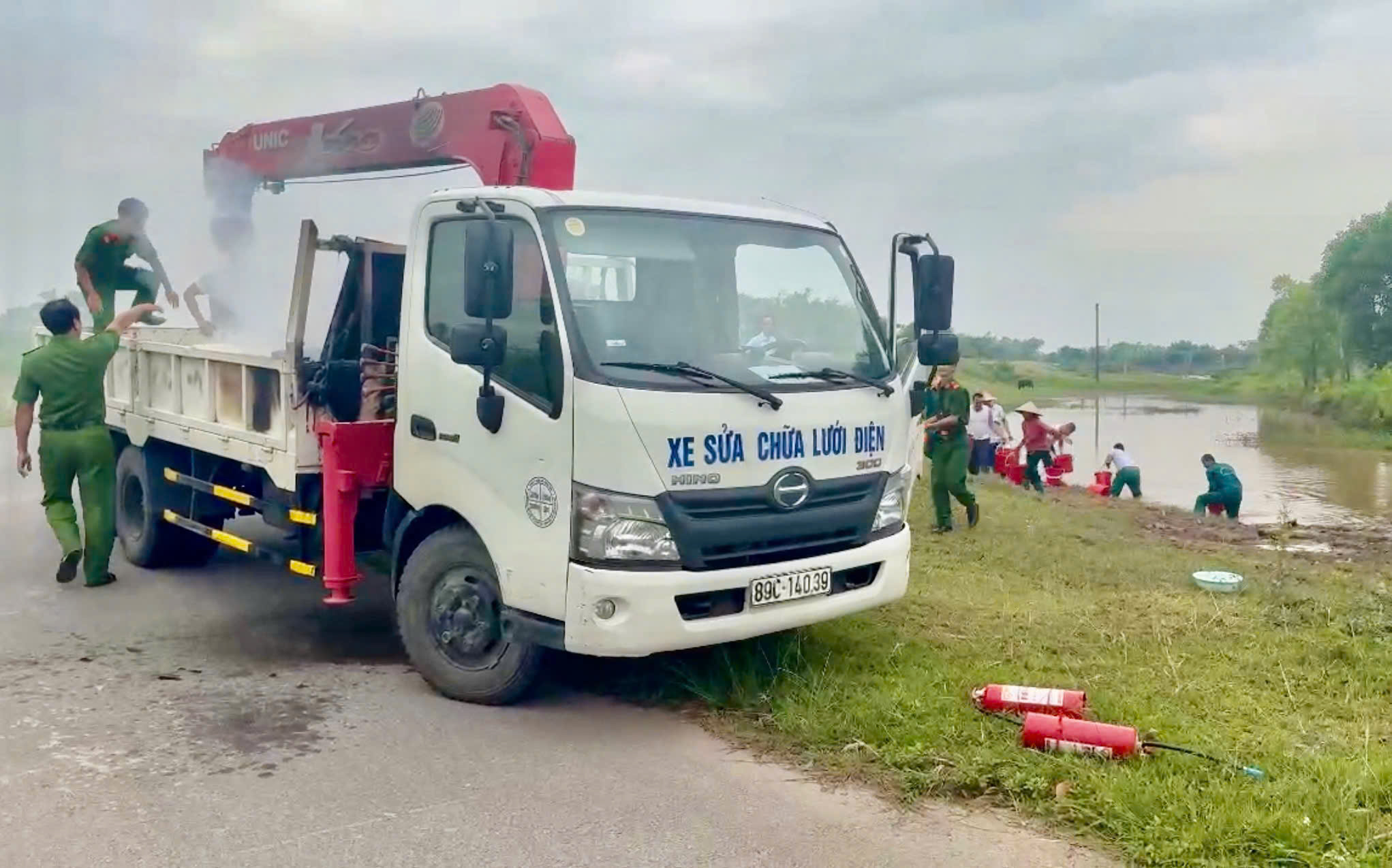 Cơ sở cai nghiện ma túy số 2 Công an tỉnh Hưng Yên kịp thời hỗ trợ dập tắt đám cháy xe tải, bảo vệ tài sản của người dân
