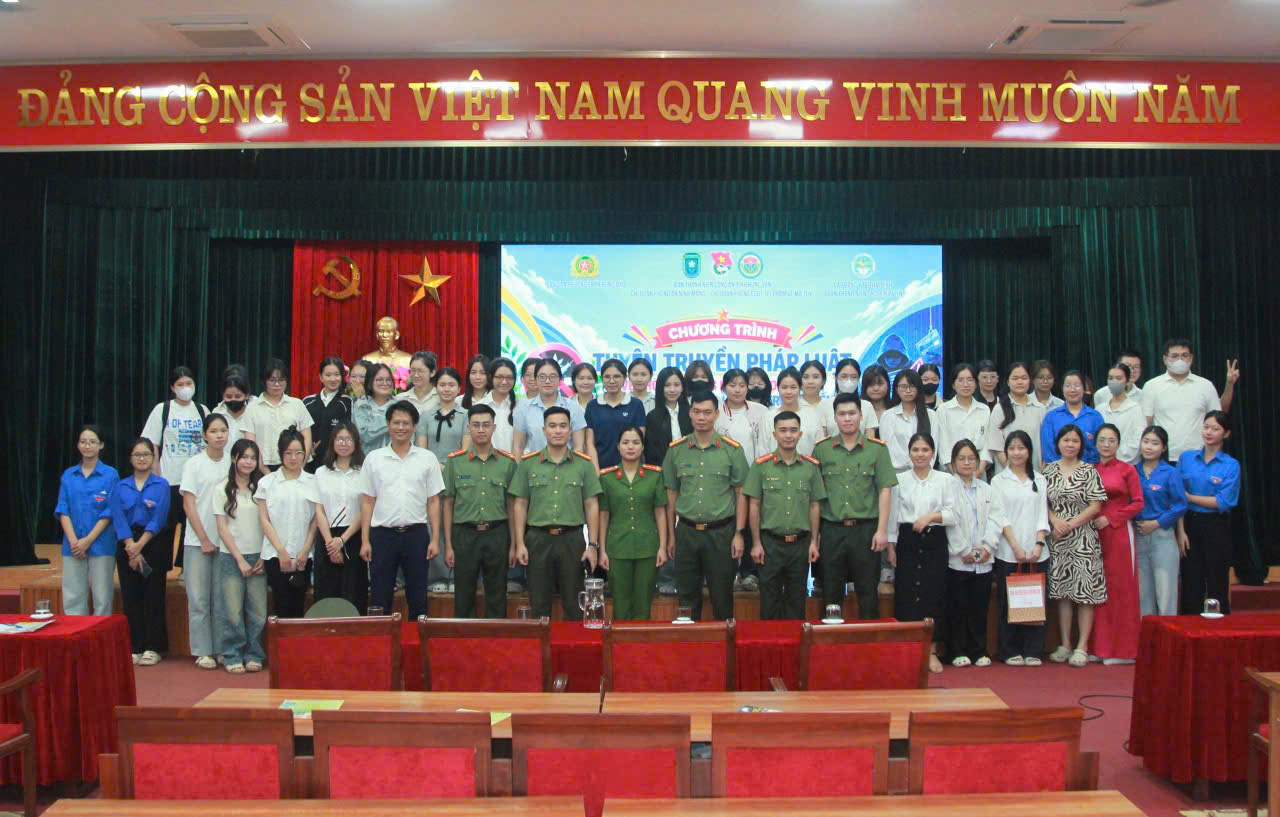 Phòng Cảnh sát điều tra tội phạm về ma tuý, Công an tỉnh Hưng Yên phối hợp tuyên truyền phòng, chống ma túy và phòng, chống lừa đảo trên không gian mạng tại Trường Cao đẳng y tế Thái Bình.