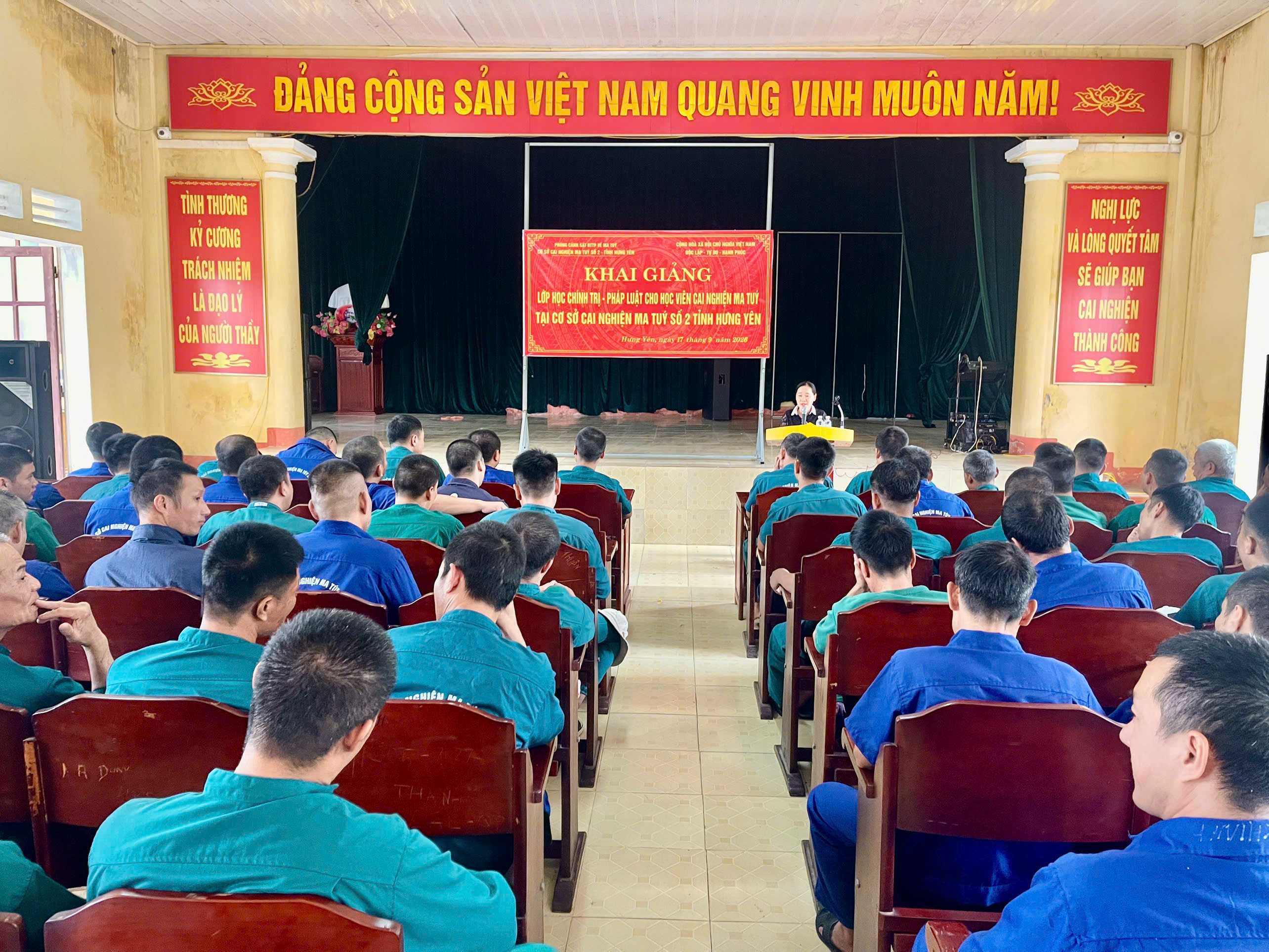 Cơ sở cai nghiện ma tuý số 2, tỉnh Hưng Yên khai giảng lớp học chính trị - pháp luật cho học viên cai nghiện tại cơ sở