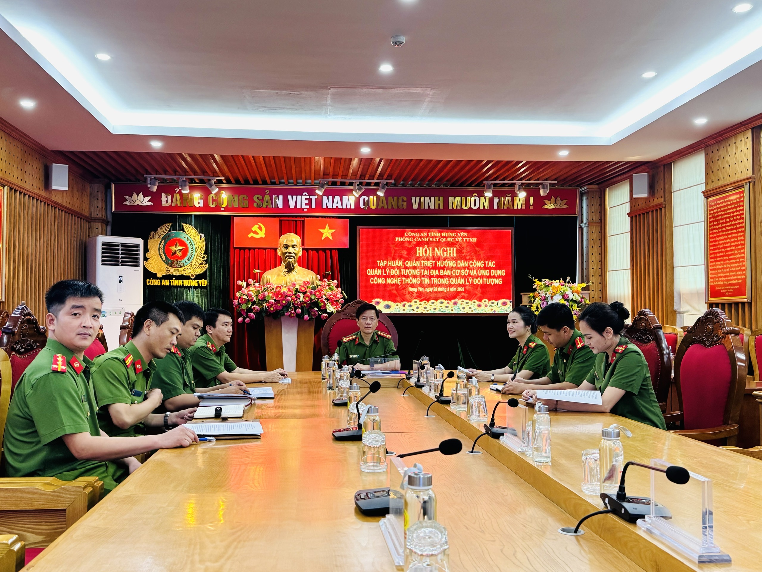 Phòng Cảnh sát QLHC về TTXH: Tổ chức Hội nghị trực tuyến tập huấn công tác quản lý, giáo dục đối tượng tại địa bàn cơ sở và ứng dụng công nghệ thông tin.