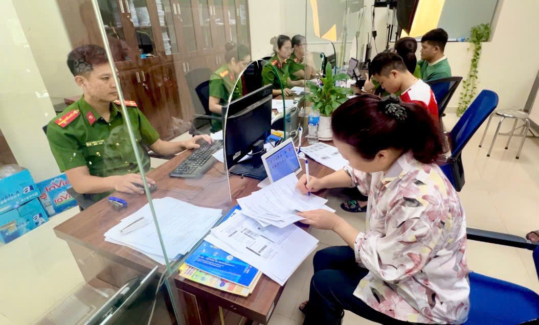 Công an tỉnh Hưng Yên đẩy mạnh phát triển công dân số, mang lại nhiều tiện ích thiết thực cho nhân dân