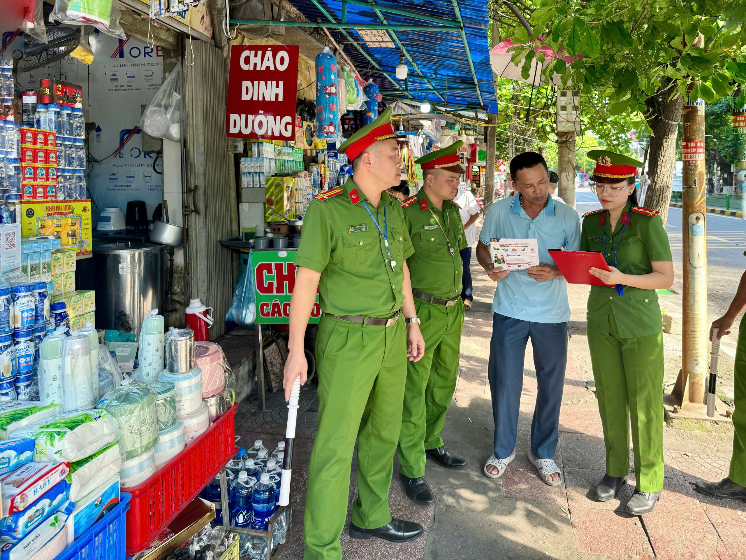 Phòng Cảnh sát Quản lý hành chính về trật tự xã hội áp dụng đồng bộ các biện pháp giải quyết tình trạng lấn chiếm vỉa hè, lòng đường làm nơi kinh doanh buôn bán khu vực Cổng bệnh viện Đa khoa Thái Bình, bệnh viện Phụ sản Thái Bình và trường Đại học Y Thái Bình.