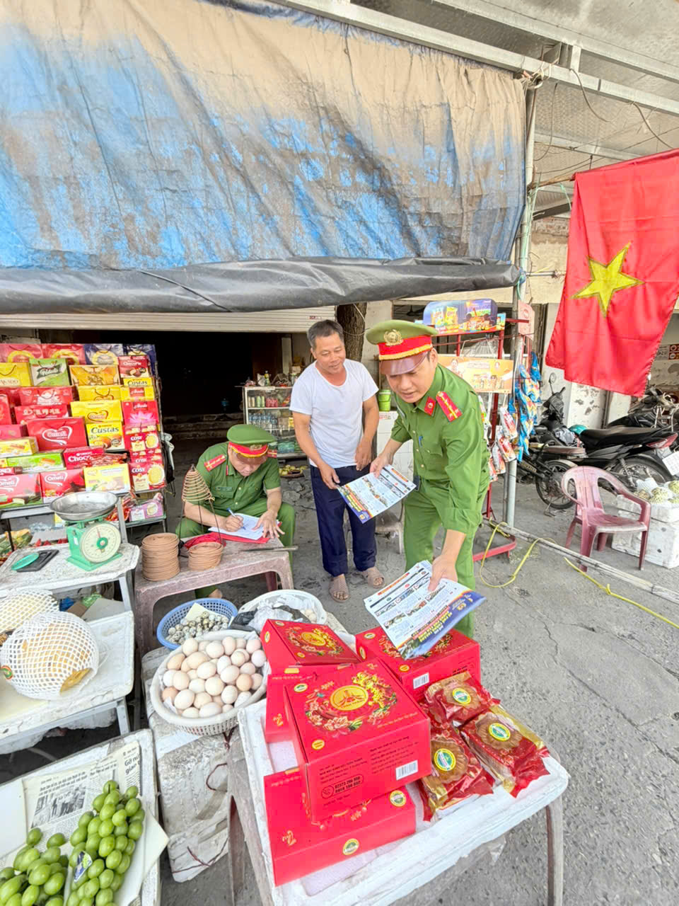 Lực lượng Cảnh sát trật tự tăng cường tuyên truyền, chấn chỉnh trật tự công cộng trên tuyến Quốc lộ 39