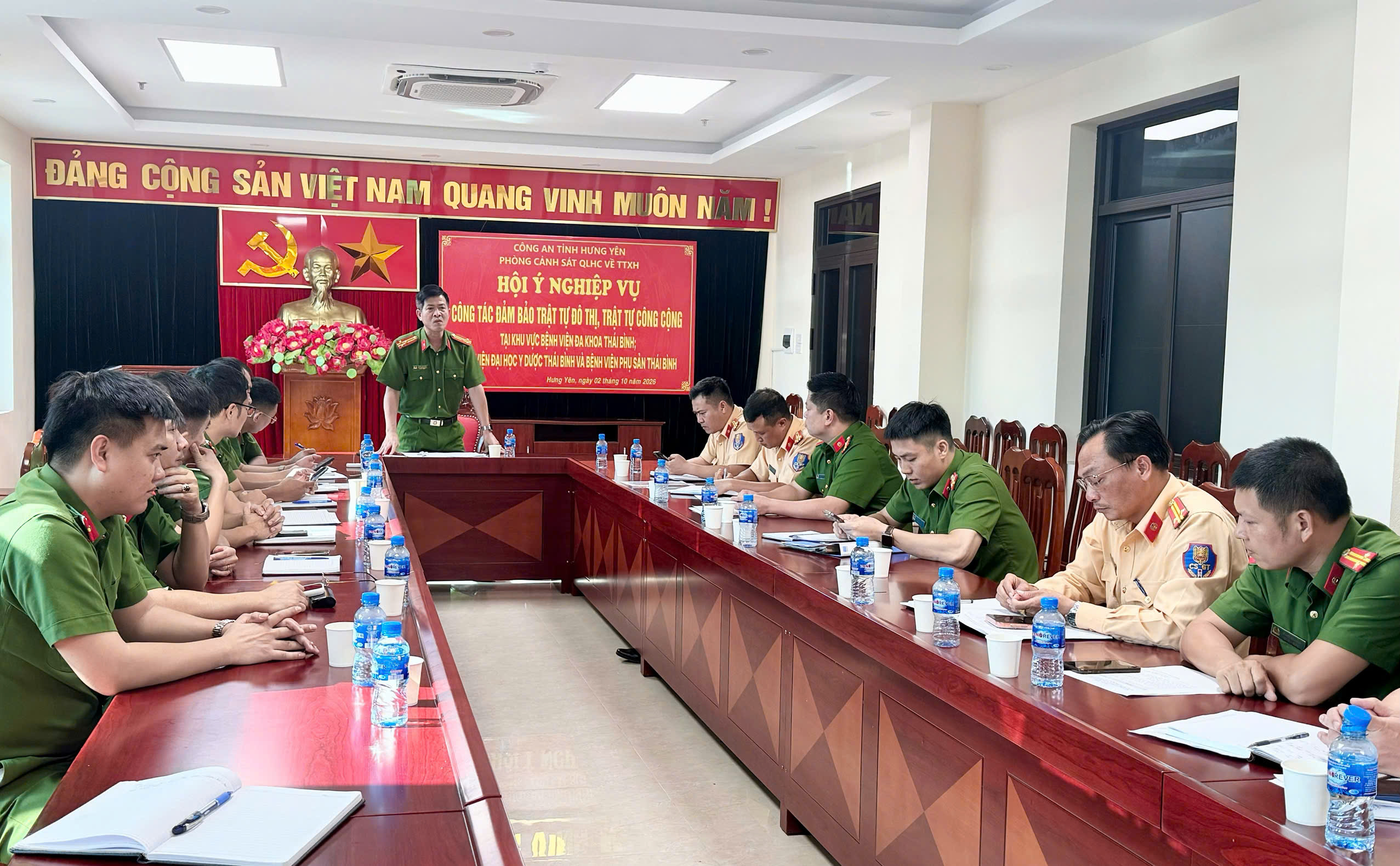 Phòng Cảnh sát Quản lý hành chính về trật tự xã hội tổ chức hội ý nghiệp vụ về công tác đảm bảo trật tự công cộng, trật tự đô thị, trật tự an toàn giao thông khu vực Cổng Bệnh viện đa khoa Thái Bình, Bệnh viện phụ sản Thái Bình và trường Đại học Y Dược Thái Bình