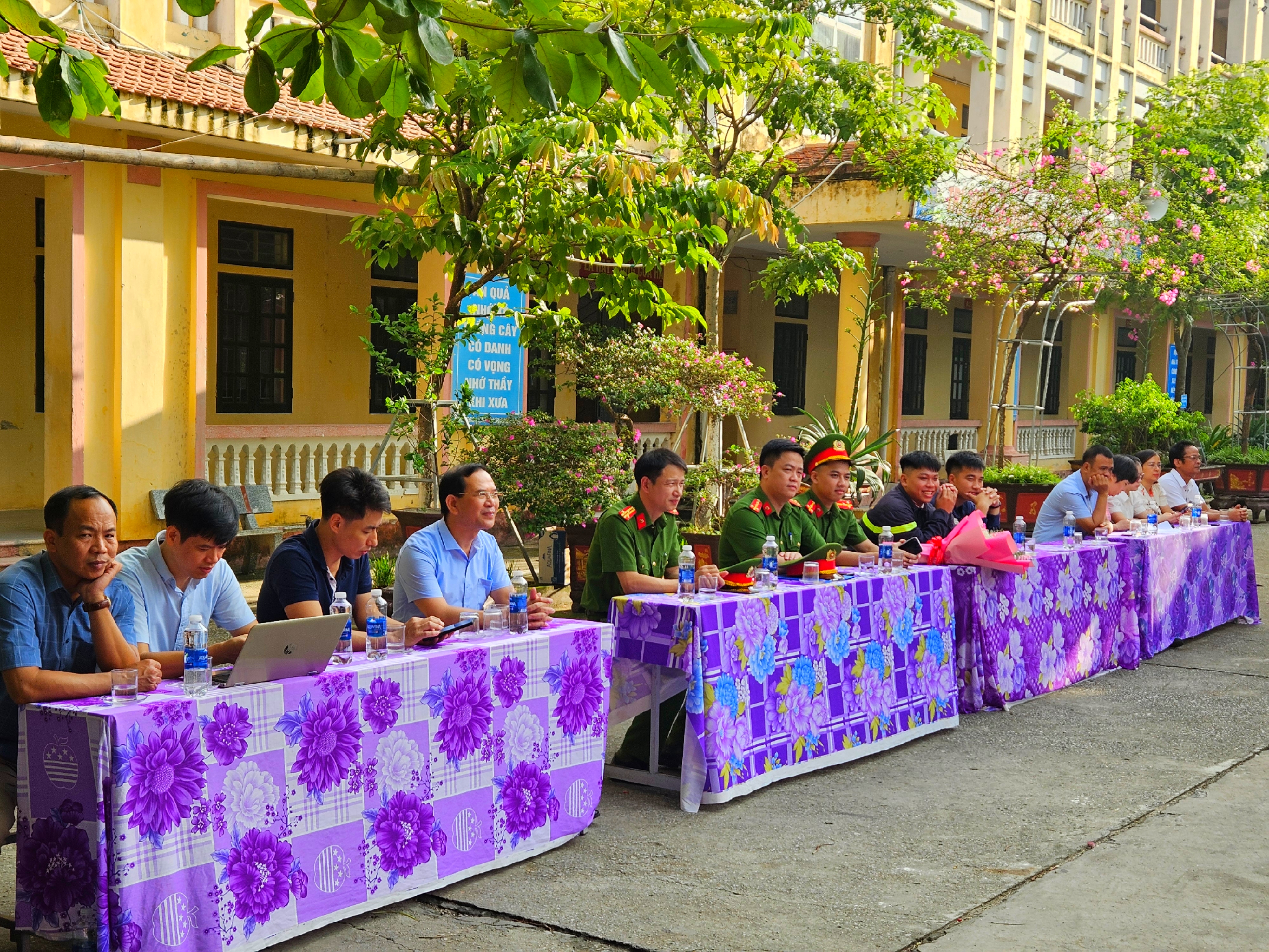 Đội chữa cháy và cứu nạn, cứu hộ khu vực Quỳnh Phụ: Tuyên truyền kiến thức, pháp luật, huấn luyện kỹ năng về phòng cháy, chữa cháy và cứu nạn, cứu hộ (PCCC và CNCH) tại trường học.