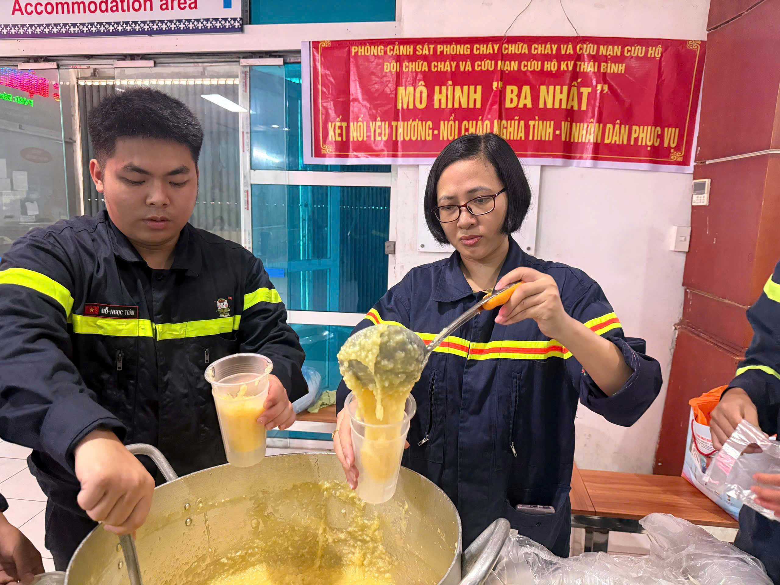 Phòng Cảnh sát phòng cháy, chữa cháy và cứu nạn, cứu hộ tổ chức phát cháo thiện nguyện tại Bệnh viện Nhi Thái Bình