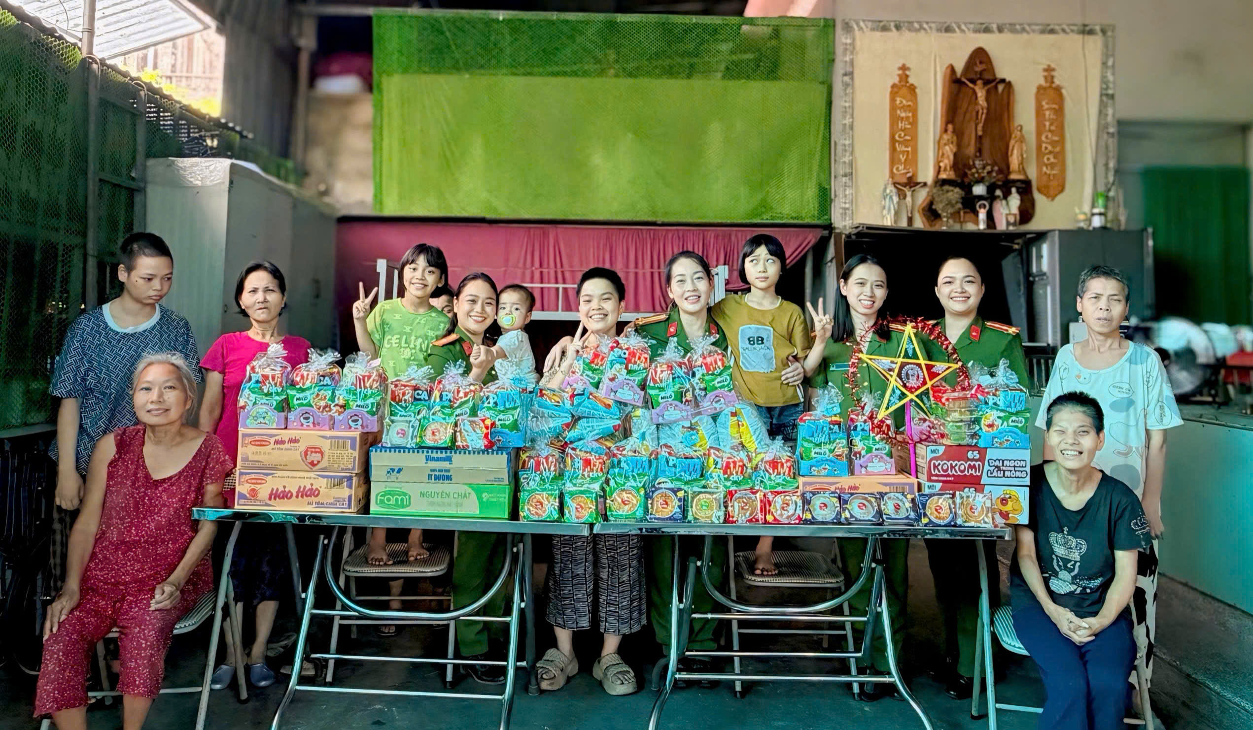 Hội phụ nữ phòng Cảnh sát phòng cháy và chữa cháy và cứu nạn, cứu hộ Công an tỉnh Hưng Yên thăm, tặng quà Trung thu cho trẻ em có hoàn cảnh đặc biệt khó khăn