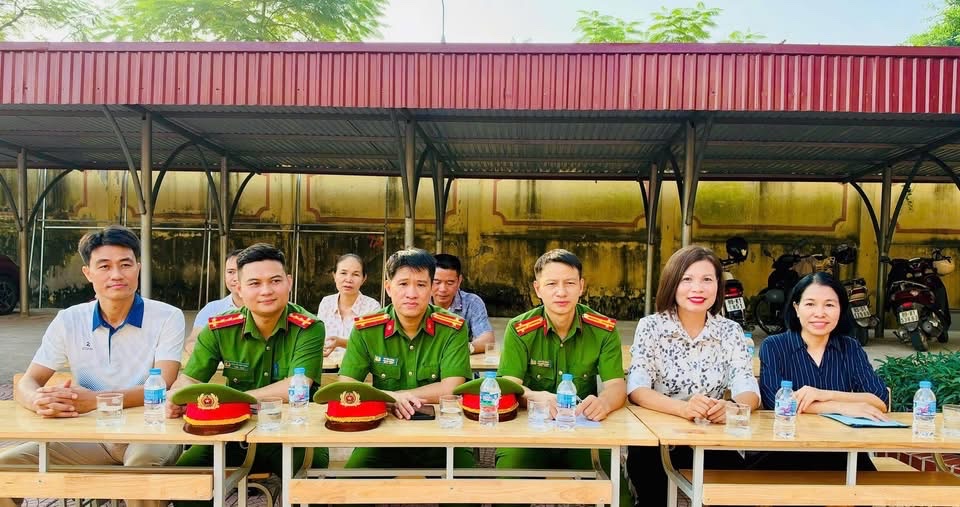 Tổ chức chương trình “Tuyên truyền, trải nghiệm và thực hành chữa cháy và cứu nạn, cứu hộ” tại Trường THCS Lam Sơn (phân hiệu 2)
