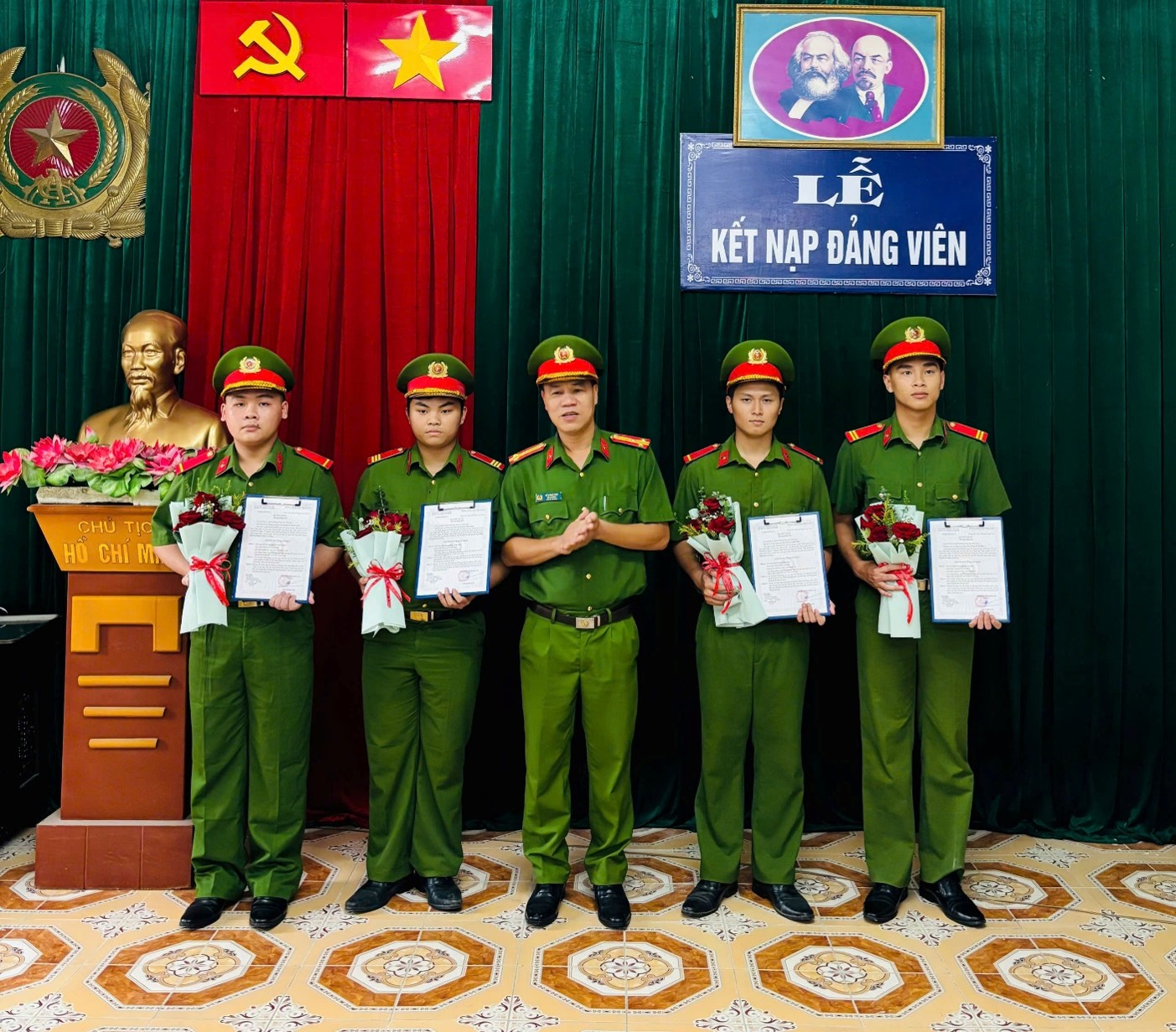Chi bộ Chữa cháy và cứu nạn, cứu hộ khu vực Hưng Hà tổ chức kết nạp Đảng viên mới