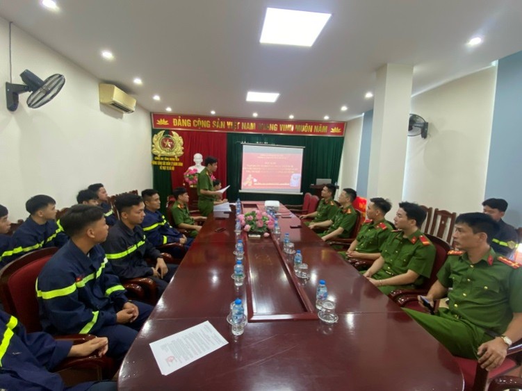 Huấn luyện nghiệp vụ PCCC và CNCH cho lực lượng PCCC và CNCH cơ sở Trụ sở khu Cảnh sát – Công an tỉnh