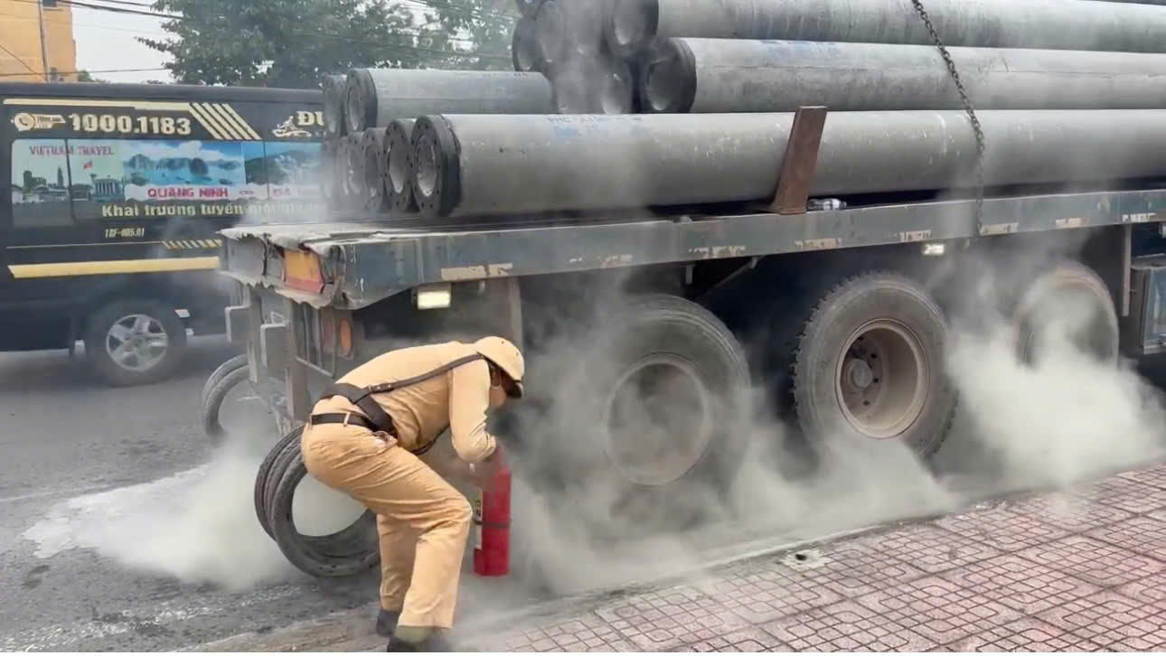 Trạm Cảnh sát giao thông Cầu Nghìn kịp thời chữa cháy, hỗ trợ xe gặp sự cố trên đường