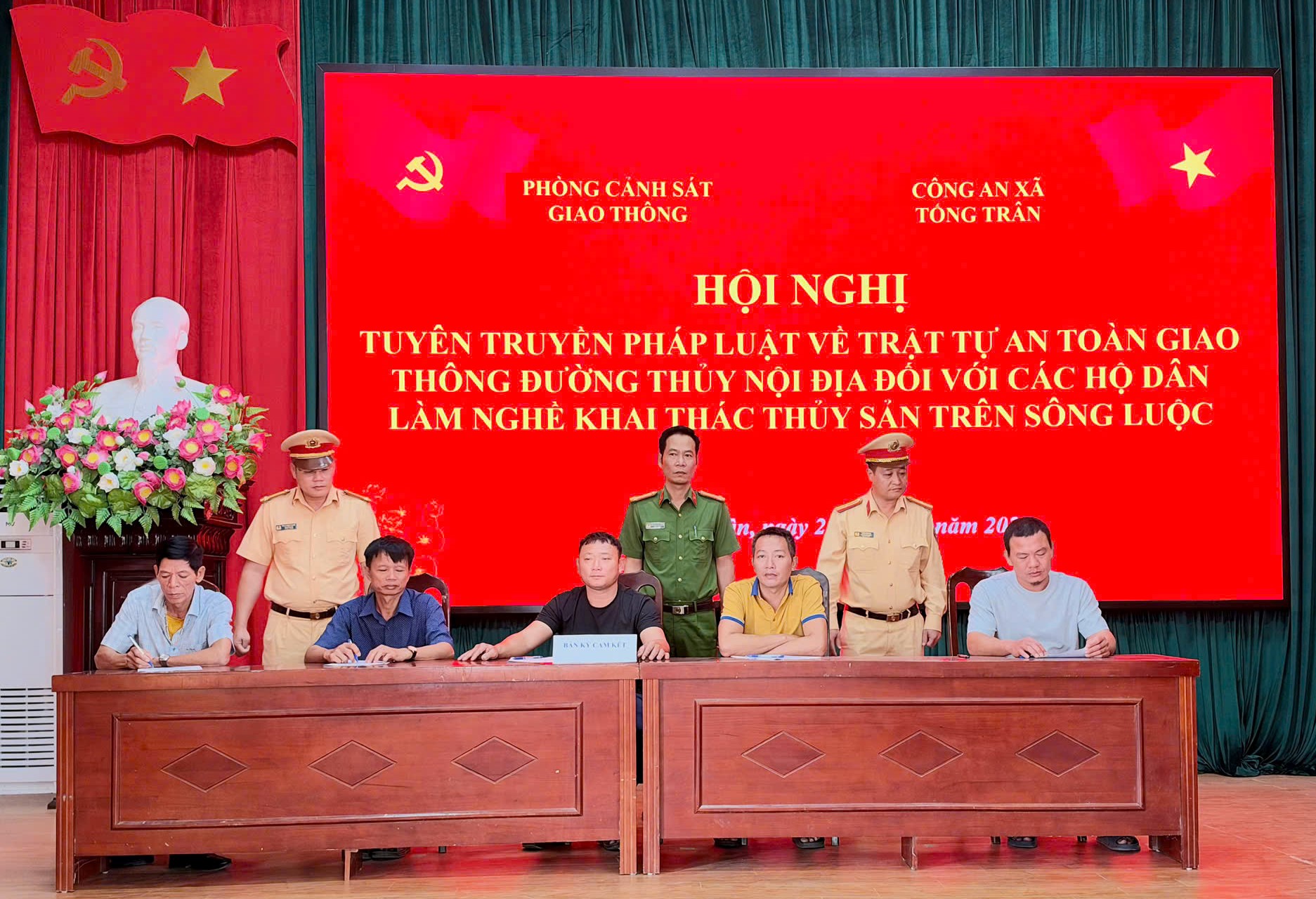 Trạm Cảnh sát đường thủy Bến Hiệp phối hợp tuyên truyền, tặng áo phao cho các hộ dân đánh bắt thủy sản trên sông Luộc