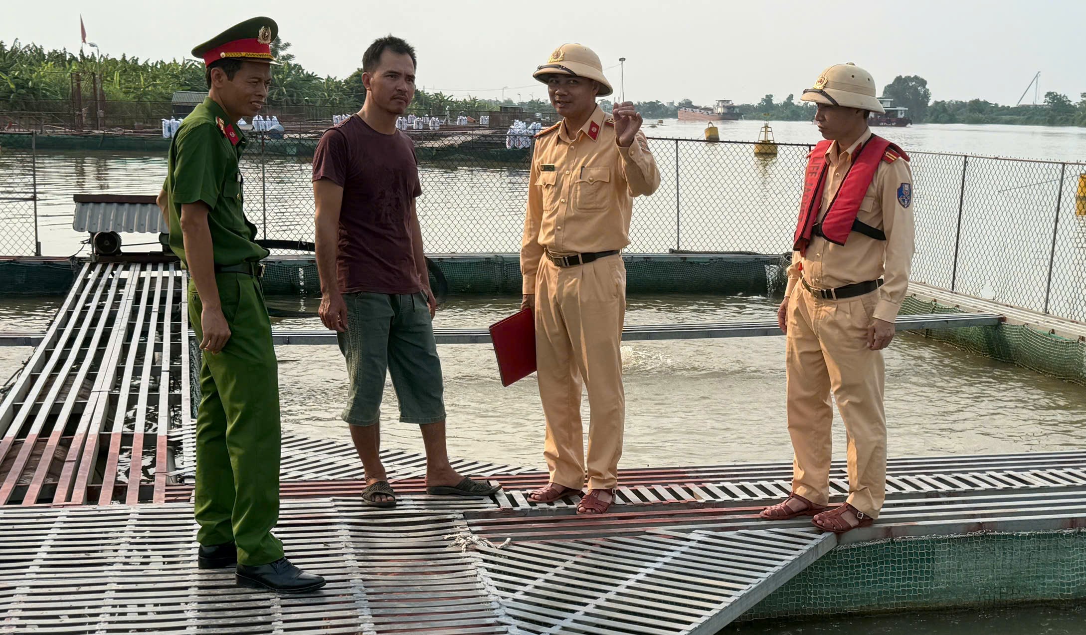 Trạm Cảnh sát đường thủy Bến Hiệp tăng cường công tác tuyên truyền bảo đảm an toàn mùa mưa bão cho các hộ nuôi trồng thủy sản