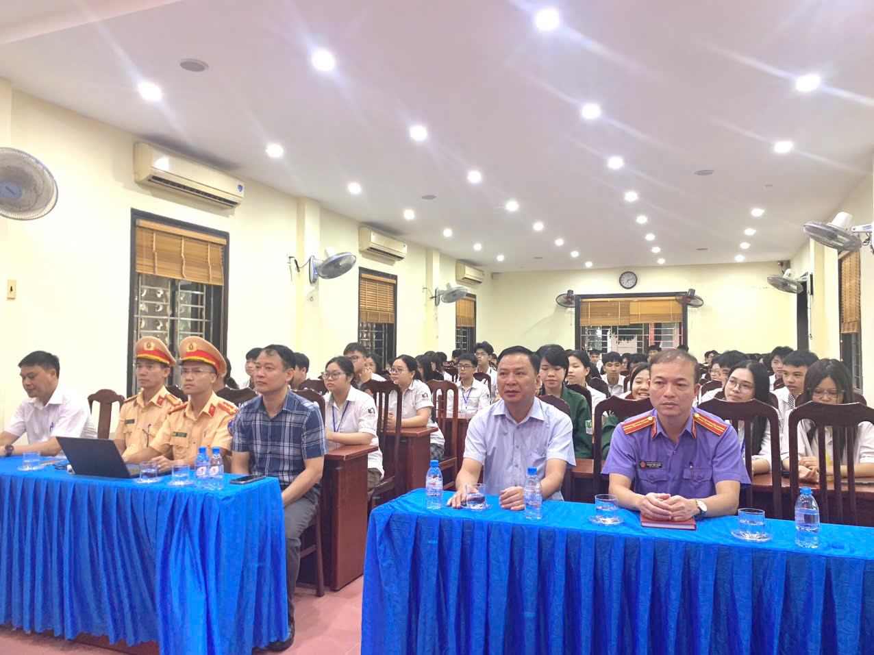 Đội Cảnh sát giao thông đường bộ số 3 tuyên truyền pháp luật về trật tự, an toàn giao thông tại Trường THPT Nguyễn Đức Cảnh