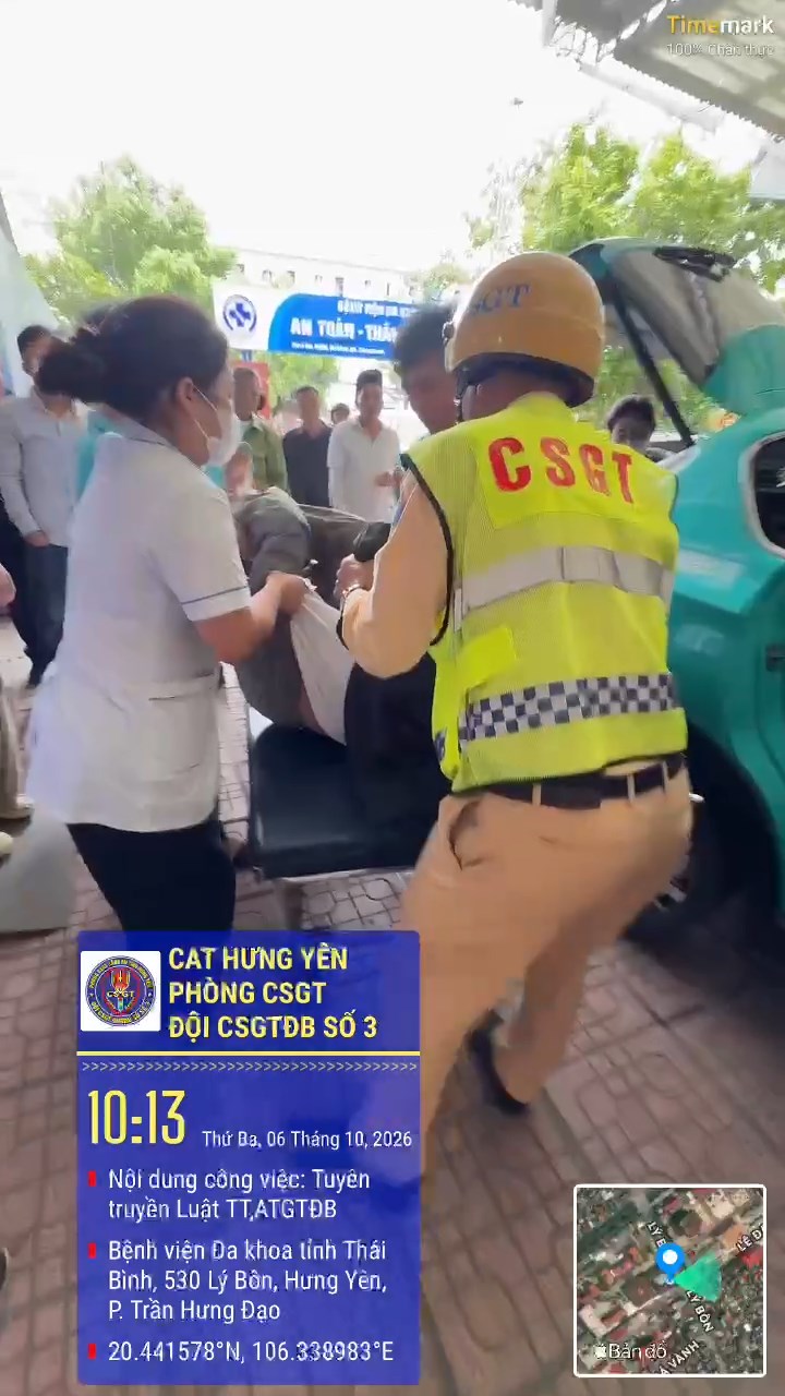 Đội Cảnh sát giao thông đường bộ số 3 kịp thời hỗ trợ đưa người bị đột quỵ đi cấp cứu