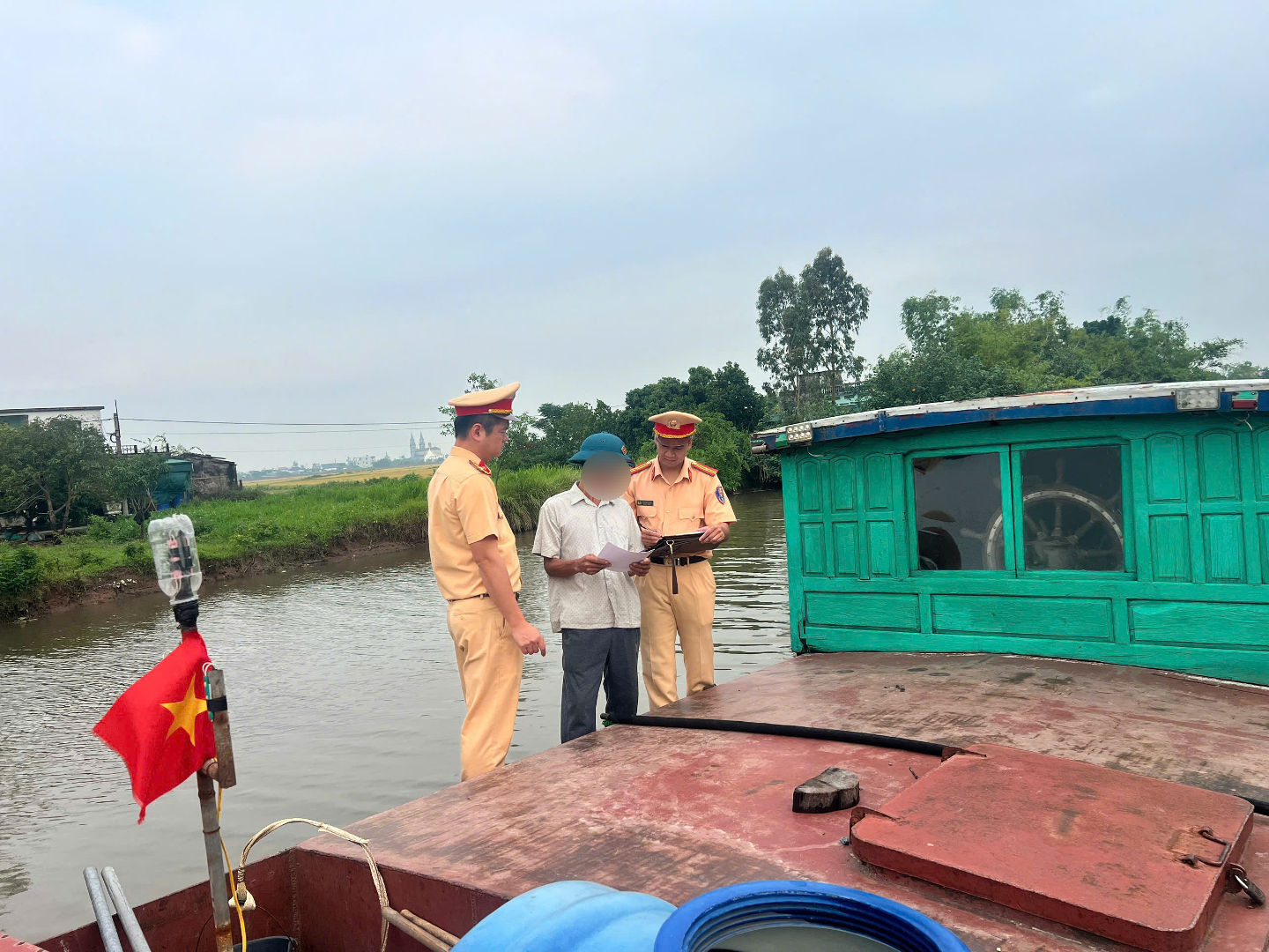 Phát hiện, xử lý hành vi tổ chức, bốc dỡ hàng hoá tại vị trí chưa được công bố, cấp phép hoạt động bến thủy nội địa