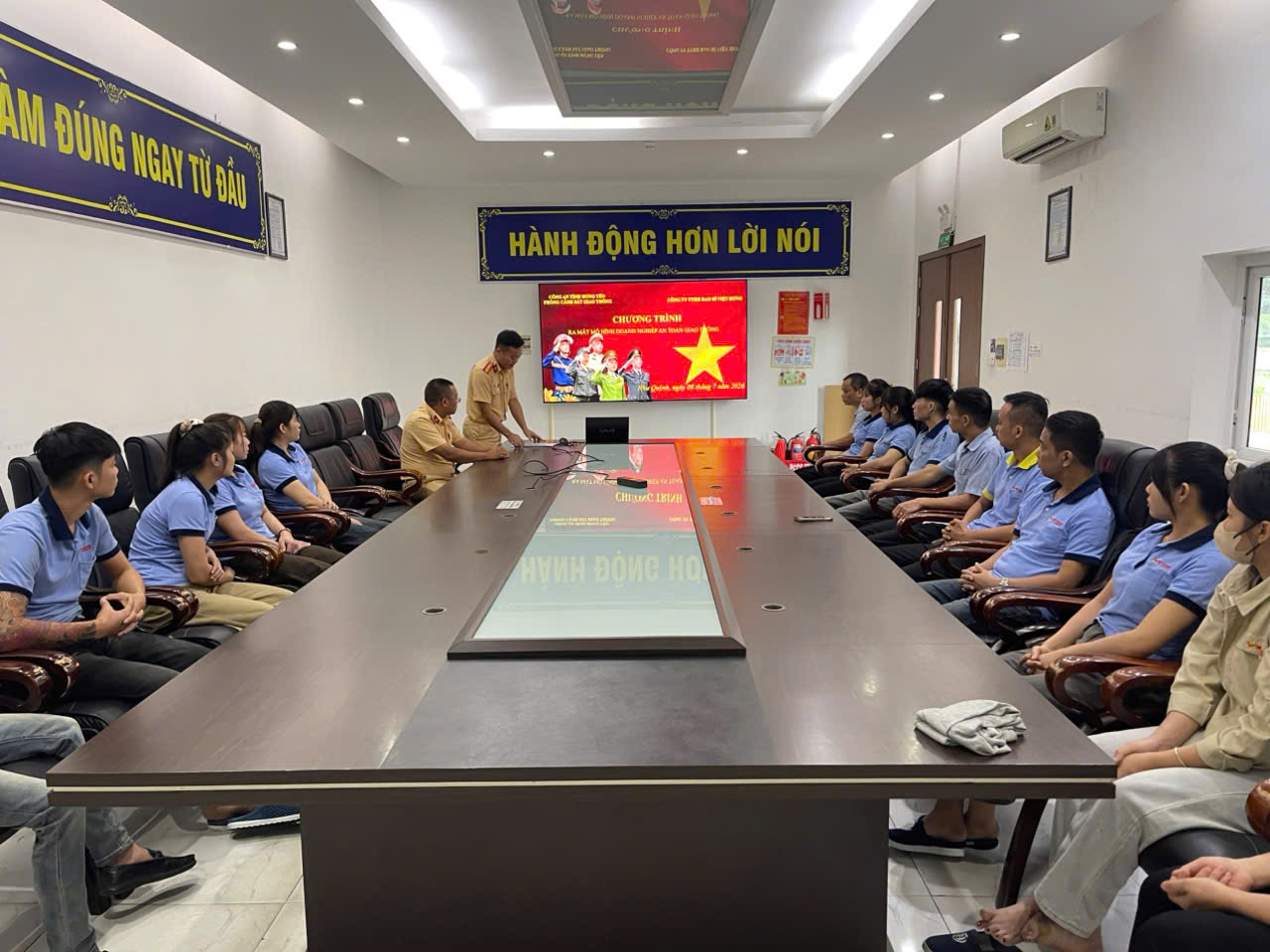 Tuyên truyền pháp luật, nâng cao ý thức chấp hành trật tự, an toàn giao thông cho người lao động