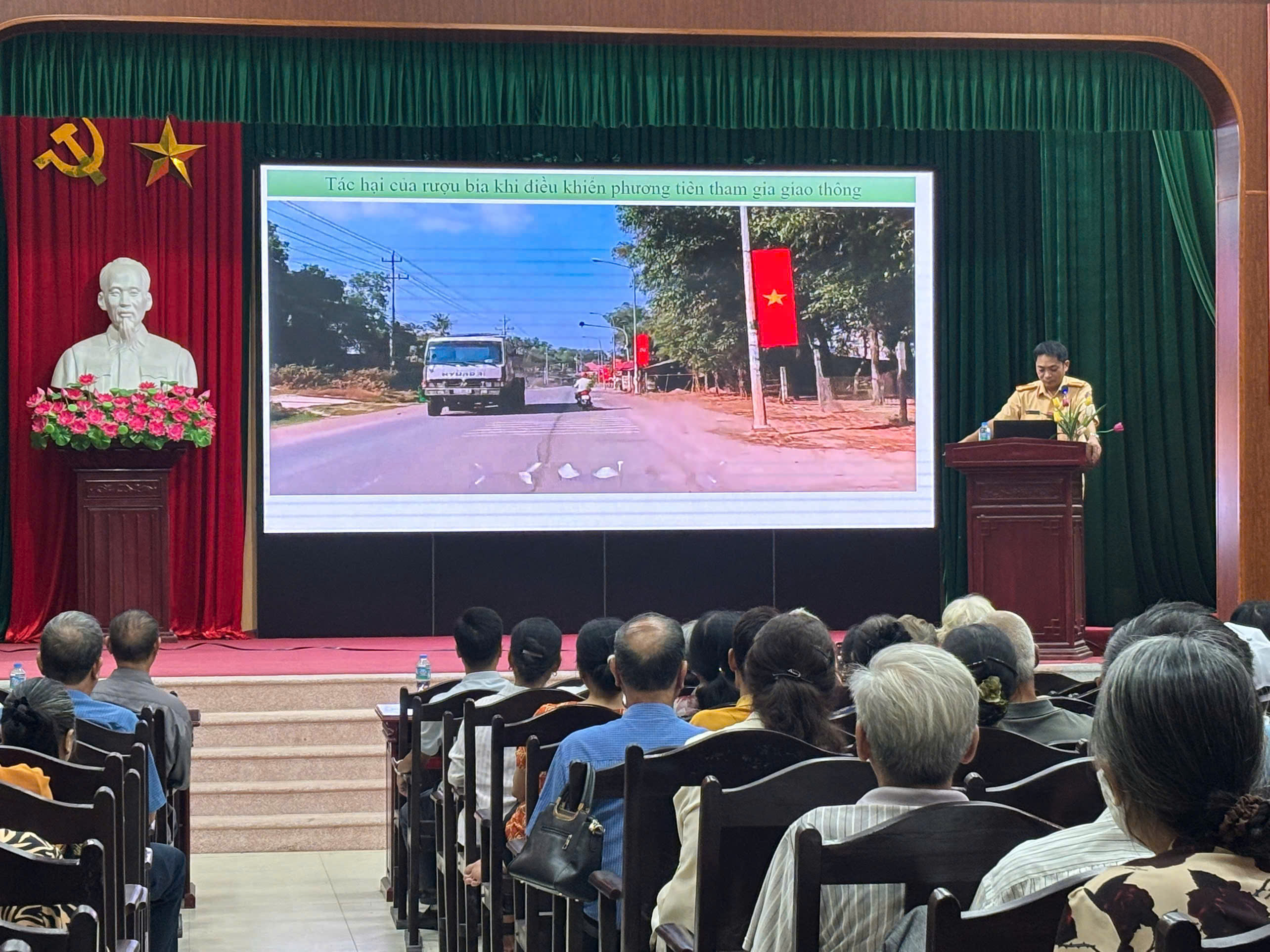 Hơn 550 người trên địa bàn xã Quỳnh Phụ được tuyên truyền pháp luật về an toàn giao thông