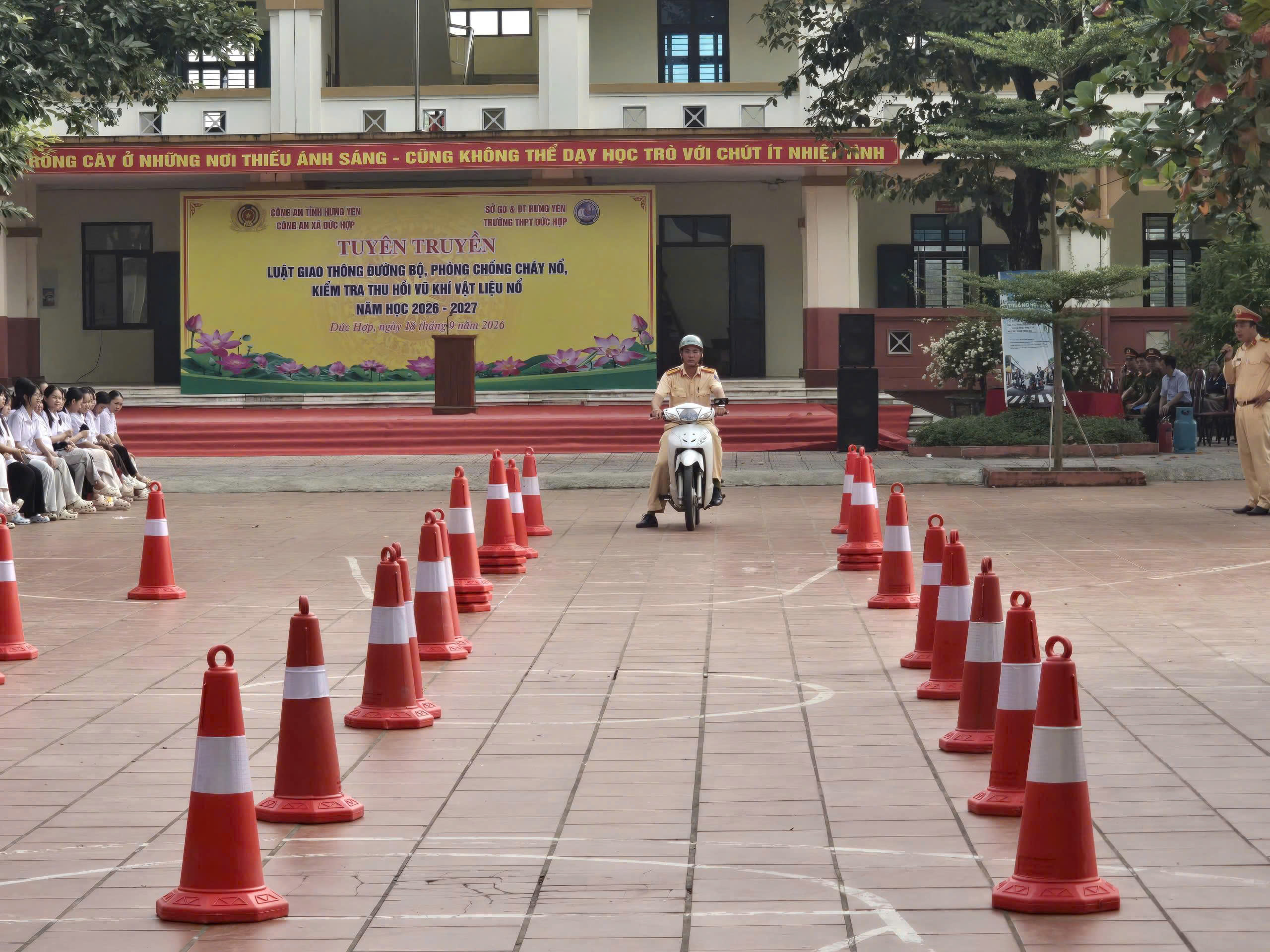 Đội Cảnh sát giao thông đường bộ số 2, Phòng Cảnh sát giao thông, Công an tỉnh Hưng Yên tổ chức tuyên truyền luật TTATGT và hướng dẫn kỹ năng lái xe an toàn cho cán bộ, giáo viên, học sinh trường THPT Đức Hợp
