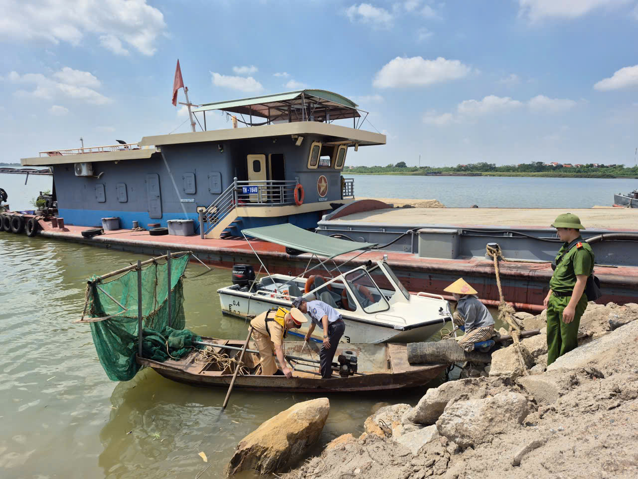 Xử phạt đối tượng sử dụng kích điện khai thác thủy sản trái phép