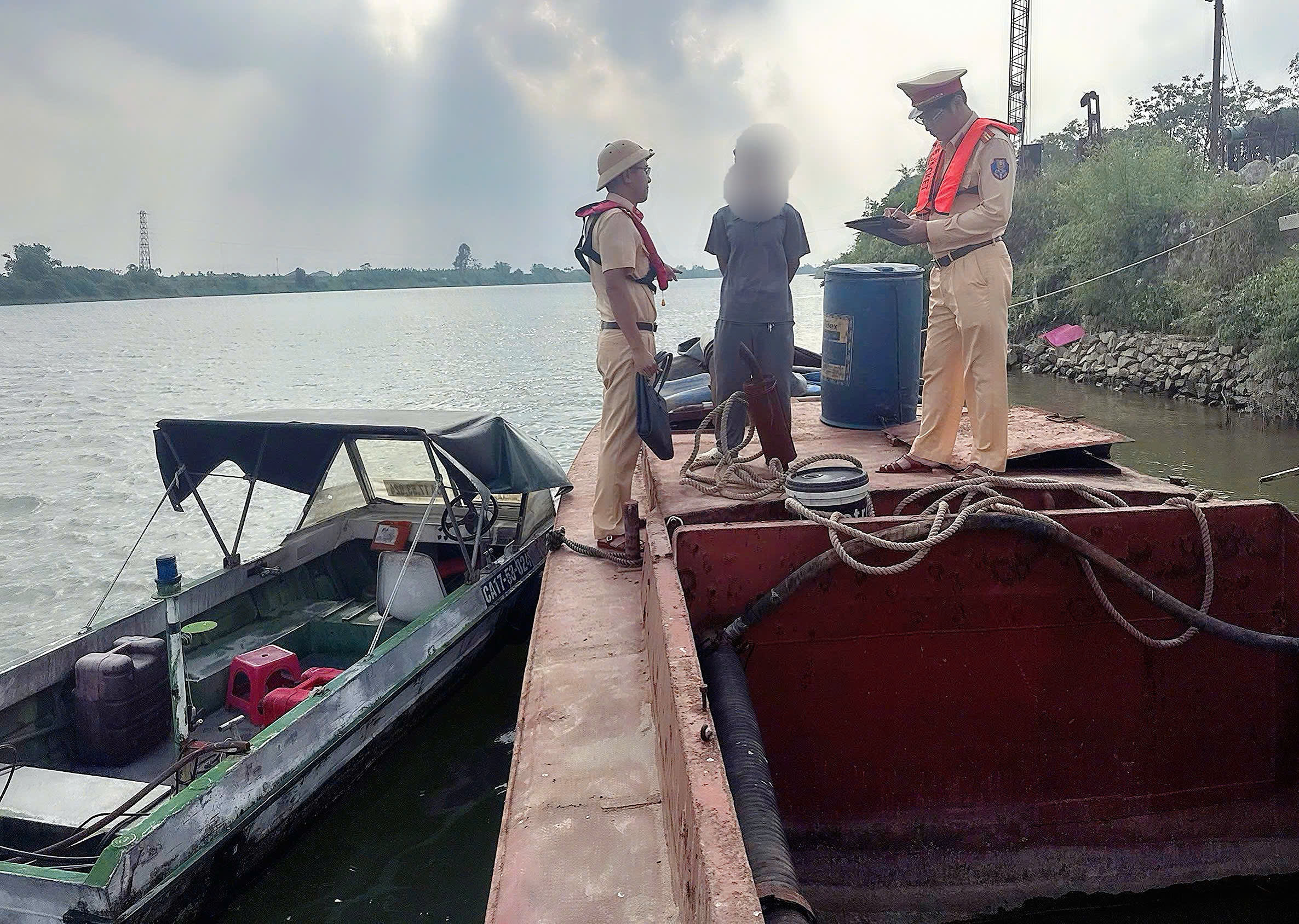 Trạm Cảnh sát đường thủy Trà Lý liên tiếp phát hiện phương tiện thủy nội địa không đủ điều kiện hoạt động