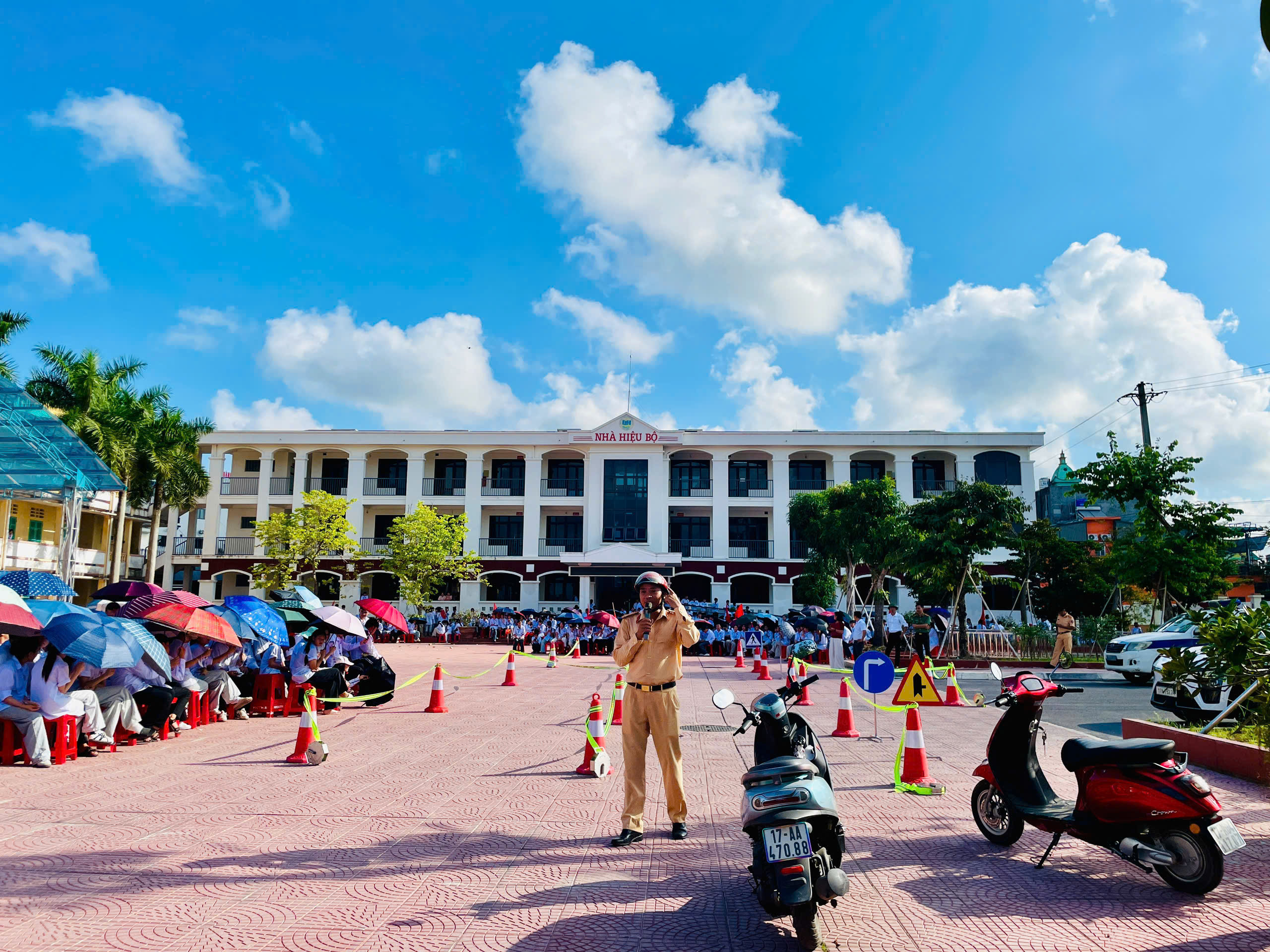 Trạm Cảnh sát giao thông Cầu Nghìn tổ chức tuyên truyền pháp luật về trật tự, an toàn giao thông tại Trường THPT Đông Hưng Hà