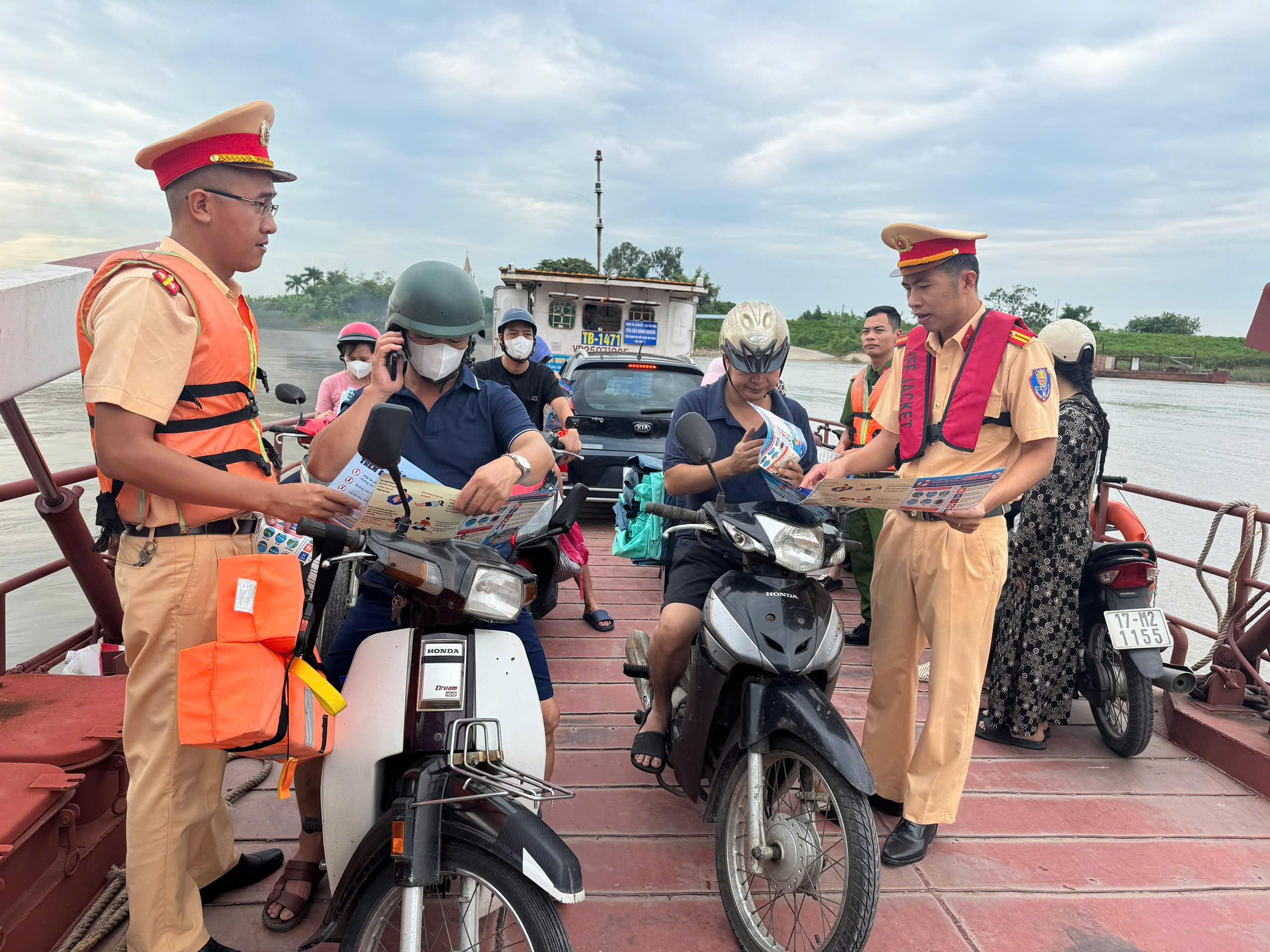 Trạm Cảnh sát đường thủy Trà Lý tăng cường ứng dụng công nghệ, chủ động bảo đảm an toàn tại các bến khách ngang sông trong kỳ nghỉ lễ Quốc khánh 2/9