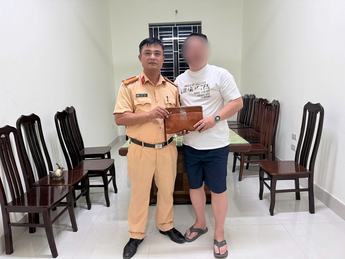 Trạm Cảnh sát giao thông Cầu Nghìn: Nhanh chóng hỗ trợ xác minh và trao trả tài sản cho người đánh rơi