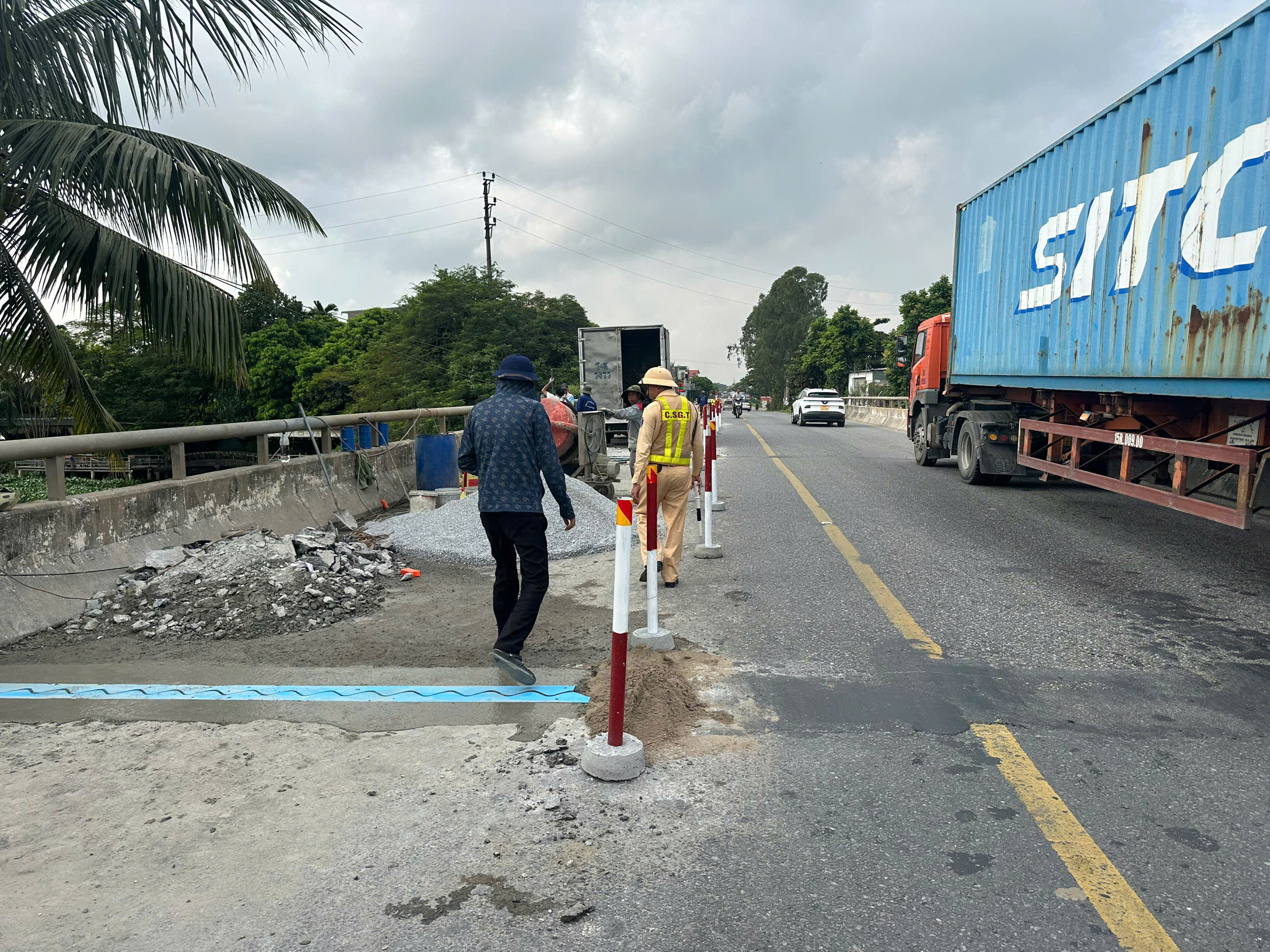 Trạm Cảnh sát giao thông Cầu Nghìn khuyến cáo người dân đảm bảo an toàn khi di chuyển qua khu vực sửa chữa cầu đường bộ trên tuyến Quốc lộ 10