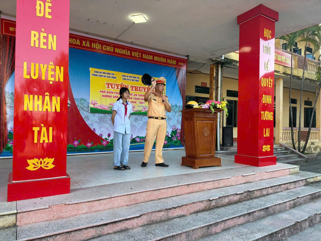 Trạm Cảnh sát giao thông Cầu Nghìn tích cực tuyên truyền, hướng dẫn kỹ năng lái xe và phát động cuộc thi tìm hiểu pháp luật về an toàn giao thông cho hơn 5.000 giáo viên, học sinh
