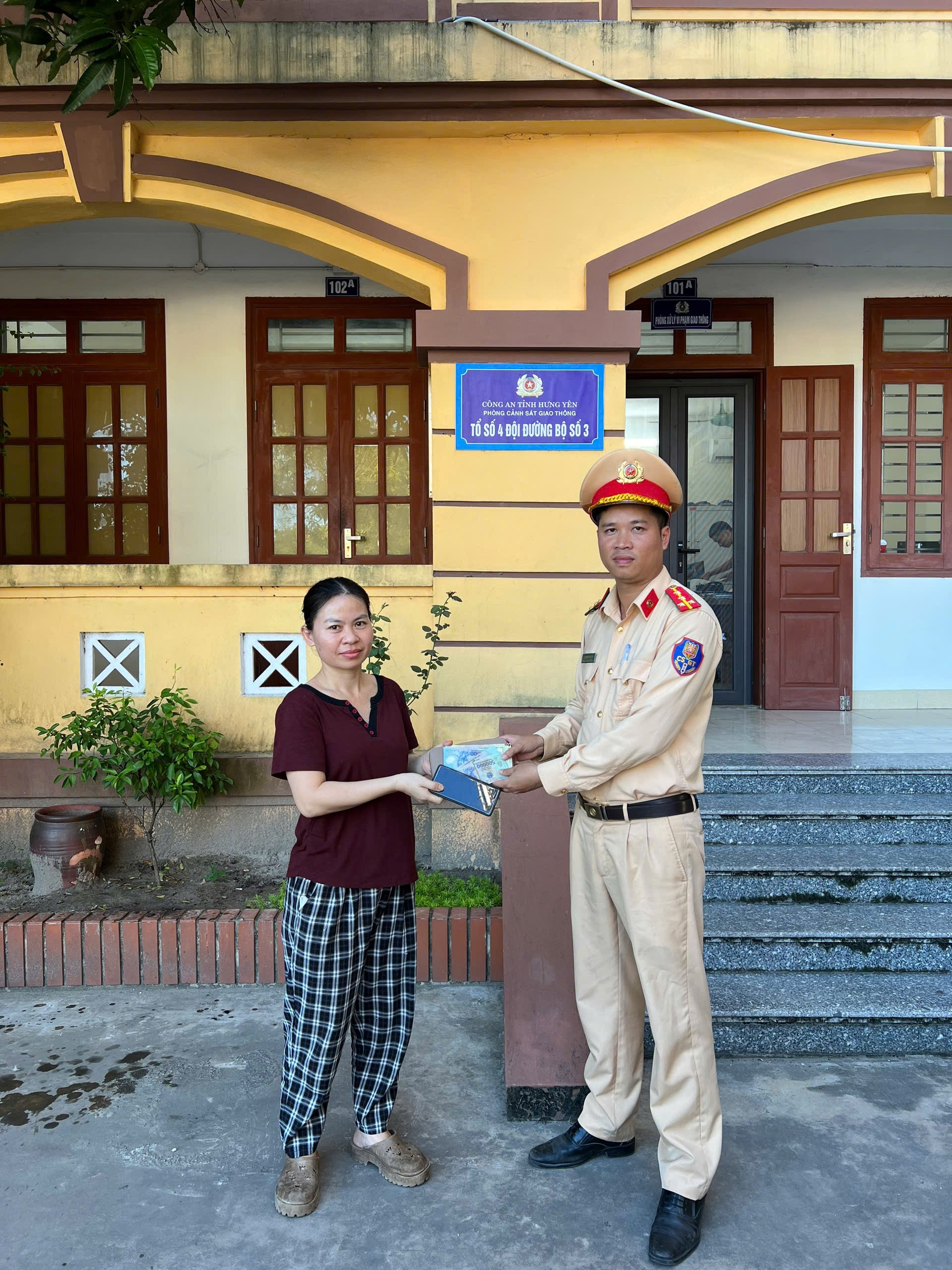 Đội Cảnh sát giao thông đường bộ số 3 kịp thời trao trả tài sản, giấy tờ cho người dân đánh rơi