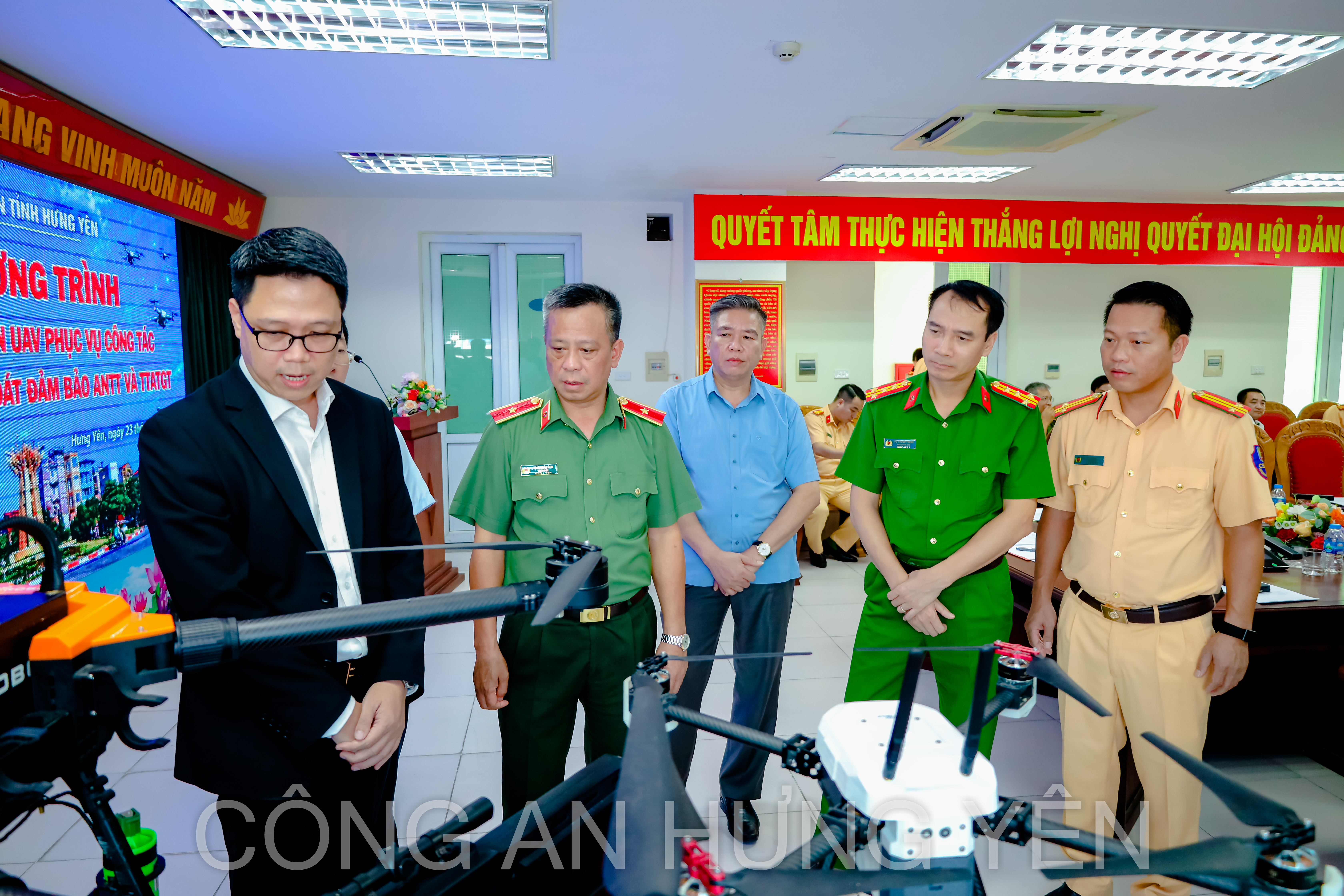 Công an tỉnh Hưng Yên trình diễn ứng dụng UAV trong tuần tra, kiểm soát, bảo đảm trật tự, an toàn giao thông