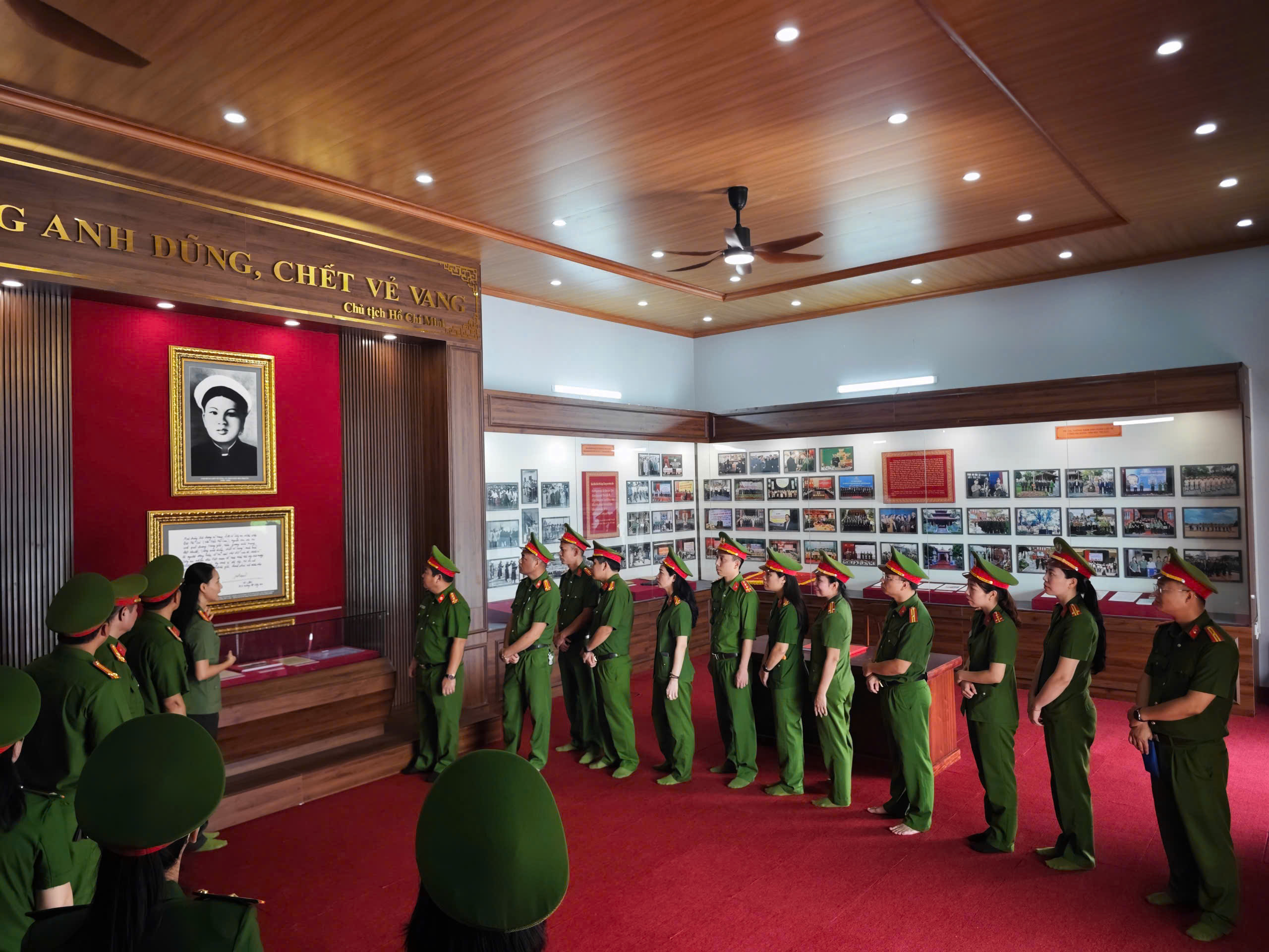 Phòng Kỹ thuật hình sự - Công an tỉnh Hưng Yên tổ chức chương trình về nguồn, tri ân nhân dịp các ngày lễ kỷ niệm lớn của lực lượng Công an nhân dân và lực lượng Kỹ thuật hình sự trong tháng Tám