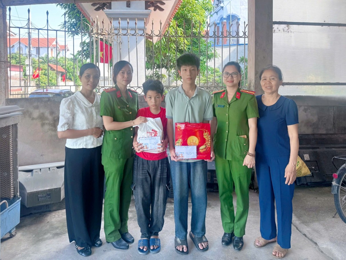 Cụm Phụ nữ thi đua số 3 Khối Cảnh sát nhân dân - Công an tỉnh Hưng Yên: Mang Tết Trung thu ấm áp đến với các em nhỏ có hoàn cảnh khó khăn